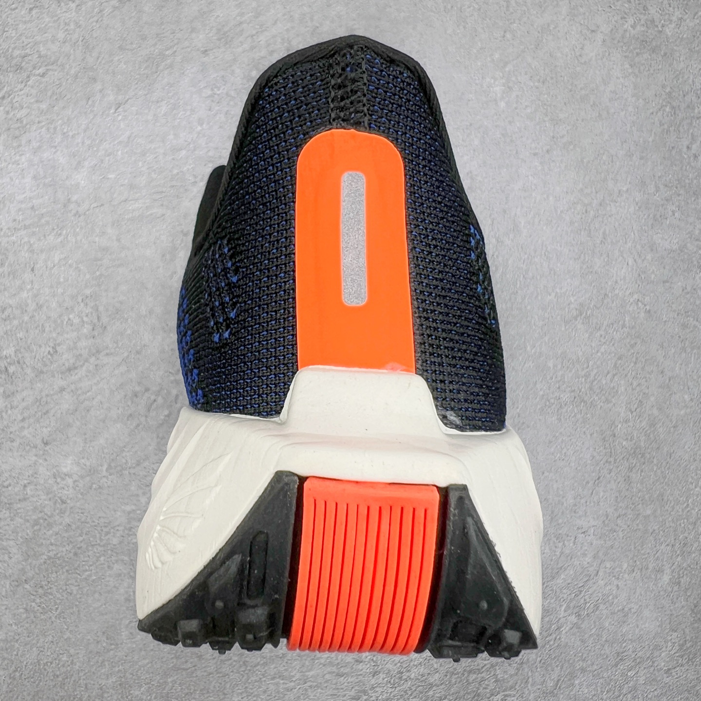 图片[8]-NK Zoom Pegasus Plus 超级飞马涡轮增压马拉松慢跑鞋 FQ7262 在设计上延续了原版鞋款的经典风格，向 Pegasus Turbo 致敬。鞋面采用 Flyknit 材质，巧妙地在不同区域实现紧密与松散的编织结合。标志性的尼龙中部条纹与原版 Turbo 设计呼应。原有的 Flywire 被内部毡织带替代。鞋领的衬垫和鞋跟支撑则为鞋面增添了完善的细节。与以往的 Turbo 型号采用双层泡沫不同，Pegasus Plus 使用了一体式 ZoomX 中底。鞋跟厚度为 35 毫米，前掌为 25 毫米，形成 10 毫米的落差，外底覆盖了大量橡胶，而 ZoomX 外露的部分也十分显眼。尺码：36 36.5 37.5 38 38.5 39 40 40.5 41 42 42.5 43 44 44.5 45-选品中心