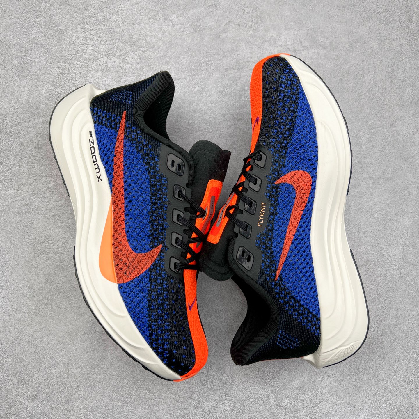 图片[3]-NK Zoom Pegasus Plus 超级飞马涡轮增压马拉松慢跑鞋 FQ7262 在设计上延续了原版鞋款的经典风格，向 Pegasus Turbo 致敬。鞋面采用 Flyknit 材质，巧妙地在不同区域实现紧密与松散的编织结合。标志性的尼龙中部条纹与原版 Turbo 设计呼应。原有的 Flywire 被内部毡织带替代。鞋领的衬垫和鞋跟支撑则为鞋面增添了完善的细节。与以往的 Turbo 型号采用双层泡沫不同，Pegasus Plus 使用了一体式 ZoomX 中底。鞋跟厚度为 35 毫米，前掌为 25 毫米，形成 10 毫米的落差，外底覆盖了大量橡胶，而 ZoomX 外露的部分也十分显眼。尺码：36 36.5 37.5 38 38.5 39 40 40.5 41 42 42.5 43 44 44.5 45-选品中心