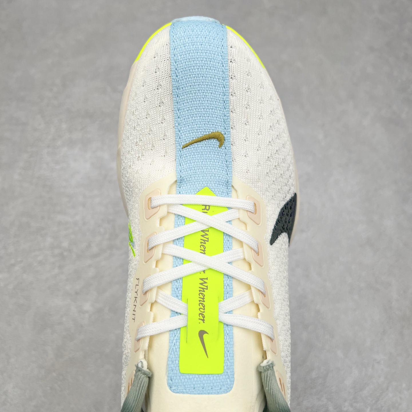 图片[4]-NK Zoom Pegasus Plus 超级飞马涡轮增压马拉松慢跑鞋 FQ7262 在设计上延续了原版鞋款的经典风格，向 Pegasus Turbo 致敬。鞋面采用 Flyknit 材质，巧妙地在不同区域实现紧密与松散的编织结合。标志性的尼龙中部条纹与原版 Turbo 设计呼应。原有的 Flywire 被内部毡织带替代。鞋领的衬垫和鞋跟支撑则为鞋面增添了完善的细节。与以往的 Turbo 型号采用双层泡沫不同，Pegasus Plus 使用了一体式 ZoomX 中底。鞋跟厚度为 35 毫米，前掌为 25 毫米，形成 10 毫米的落差，外底覆盖了大量橡胶，而 ZoomX 外露的部分也十分显眼。尺码：36 36.5 37.5 38 38.5 39 40 40.5 41 42 42.5 43 44 44.5 45-选品中心