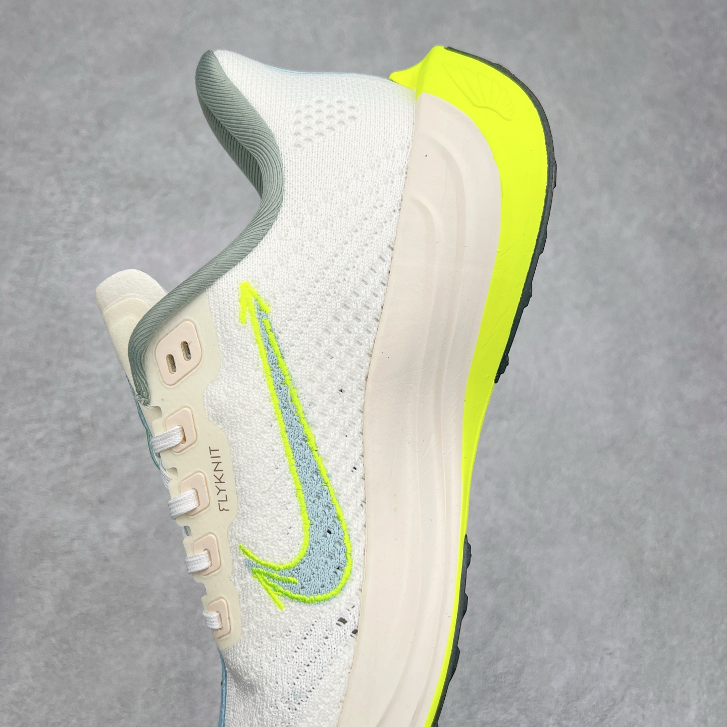 图片[7]-NK Zoom Pegasus Plus 超级飞马涡轮增压马拉松慢跑鞋 FQ7262 在设计上延续了原版鞋款的经典风格，向 Pegasus Turbo 致敬。鞋面采用 Flyknit 材质，巧妙地在不同区域实现紧密与松散的编织结合。标志性的尼龙中部条纹与原版 Turbo 设计呼应。原有的 Flywire 被内部毡织带替代。鞋领的衬垫和鞋跟支撑则为鞋面增添了完善的细节。与以往的 Turbo 型号采用双层泡沫不同，Pegasus Plus 使用了一体式 ZoomX 中底。鞋跟厚度为 35 毫米，前掌为 25 毫米，形成 10 毫米的落差，外底覆盖了大量橡胶，而 ZoomX 外露的部分也十分显眼。尺码：36 36.5 37.5 38 38.5 39 40 40.5 41 42 42.5 43 44 44.5 45-选品中心