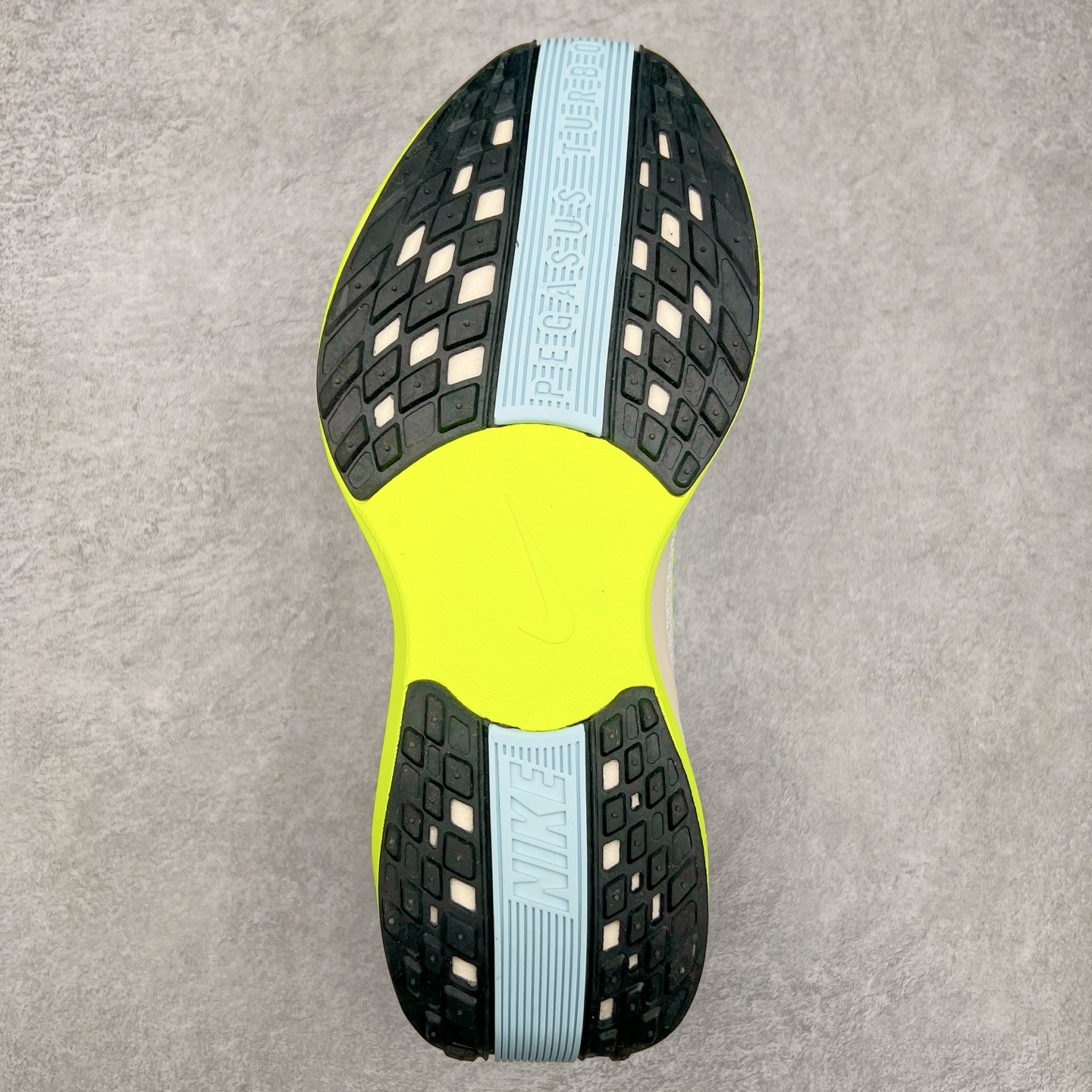 图片[9]-NK Zoom Pegasus Plus 超级飞马涡轮增压马拉松慢跑鞋 FQ7262 在设计上延续了原版鞋款的经典风格，向 Pegasus Turbo 致敬。鞋面采用 Flyknit 材质，巧妙地在不同区域实现紧密与松散的编织结合。标志性的尼龙中部条纹与原版 Turbo 设计呼应。原有的 Flywire 被内部毡织带替代。鞋领的衬垫和鞋跟支撑则为鞋面增添了完善的细节。与以往的 Turbo 型号采用双层泡沫不同，Pegasus Plus 使用了一体式 ZoomX 中底。鞋跟厚度为 35 毫米，前掌为 25 毫米，形成 10 毫米的落差，外底覆盖了大量橡胶，而 ZoomX 外露的部分也十分显眼。尺码：36 36.5 37.5 38 38.5 39 40 40.5 41 42 42.5 43 44 44.5 45-选品中心