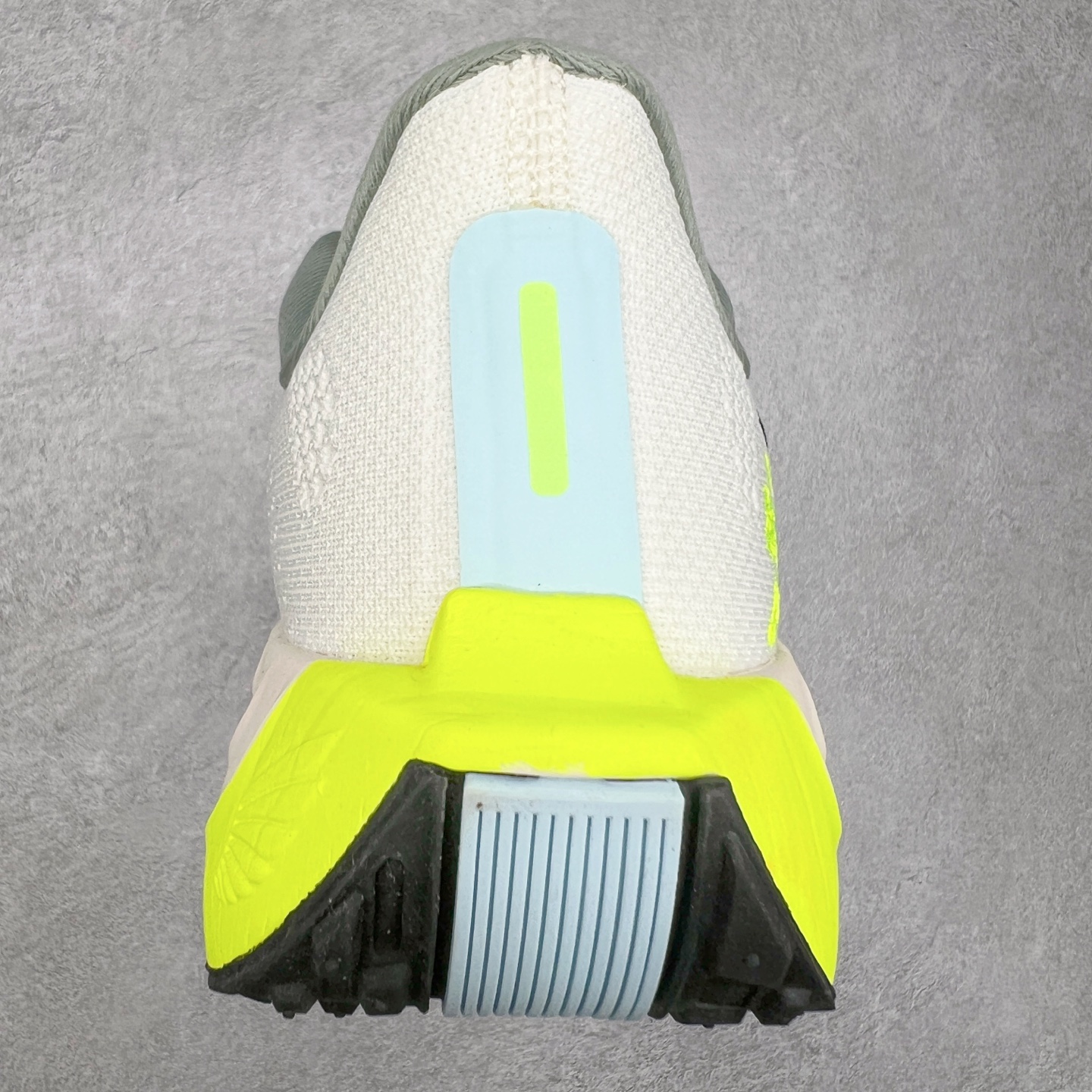 图片[8]-NK Zoom Pegasus Plus 超级飞马涡轮增压马拉松慢跑鞋 FQ7262 在设计上延续了原版鞋款的经典风格，向 Pegasus Turbo 致敬。鞋面采用 Flyknit 材质，巧妙地在不同区域实现紧密与松散的编织结合。标志性的尼龙中部条纹与原版 Turbo 设计呼应。原有的 Flywire 被内部毡织带替代。鞋领的衬垫和鞋跟支撑则为鞋面增添了完善的细节。与以往的 Turbo 型号采用双层泡沫不同，Pegasus Plus 使用了一体式 ZoomX 中底。鞋跟厚度为 35 毫米，前掌为 25 毫米，形成 10 毫米的落差，外底覆盖了大量橡胶，而 ZoomX 外露的部分也十分显眼。尺码：36 36.5 37.5 38 38.5 39 40 40.5 41 42 42.5 43 44 44.5 45-选品中心