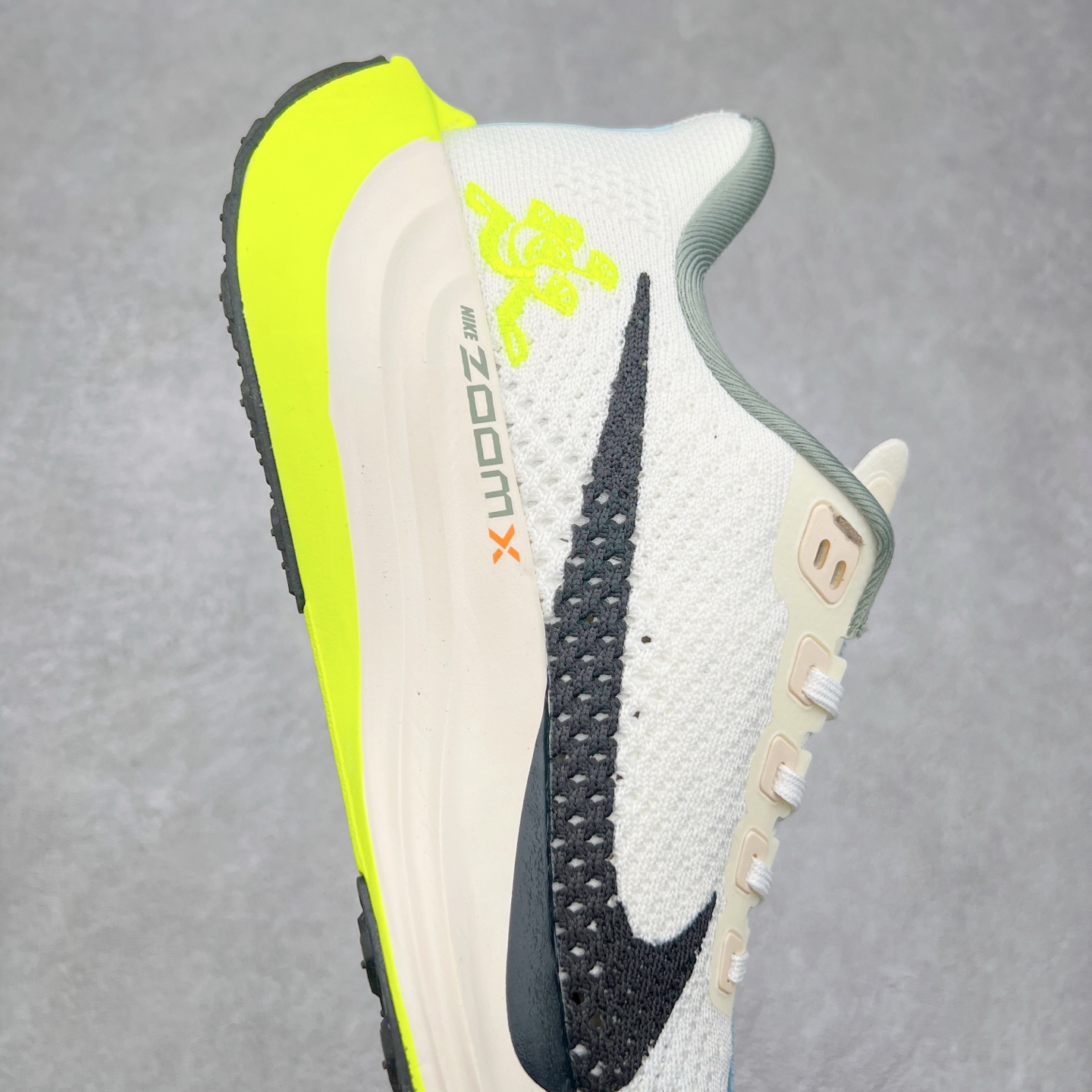 图片[6]-NK Zoom Pegasus Plus 超级飞马涡轮增压马拉松慢跑鞋 FQ7262 在设计上延续了原版鞋款的经典风格，向 Pegasus Turbo 致敬。鞋面采用 Flyknit 材质，巧妙地在不同区域实现紧密与松散的编织结合。标志性的尼龙中部条纹与原版 Turbo 设计呼应。原有的 Flywire 被内部毡织带替代。鞋领的衬垫和鞋跟支撑则为鞋面增添了完善的细节。与以往的 Turbo 型号采用双层泡沫不同，Pegasus Plus 使用了一体式 ZoomX 中底。鞋跟厚度为 35 毫米，前掌为 25 毫米，形成 10 毫米的落差，外底覆盖了大量橡胶，而 ZoomX 外露的部分也十分显眼。尺码：36 36.5 37.5 38 38.5 39 40 40.5 41 42 42.5 43 44 44.5 45-选品中心