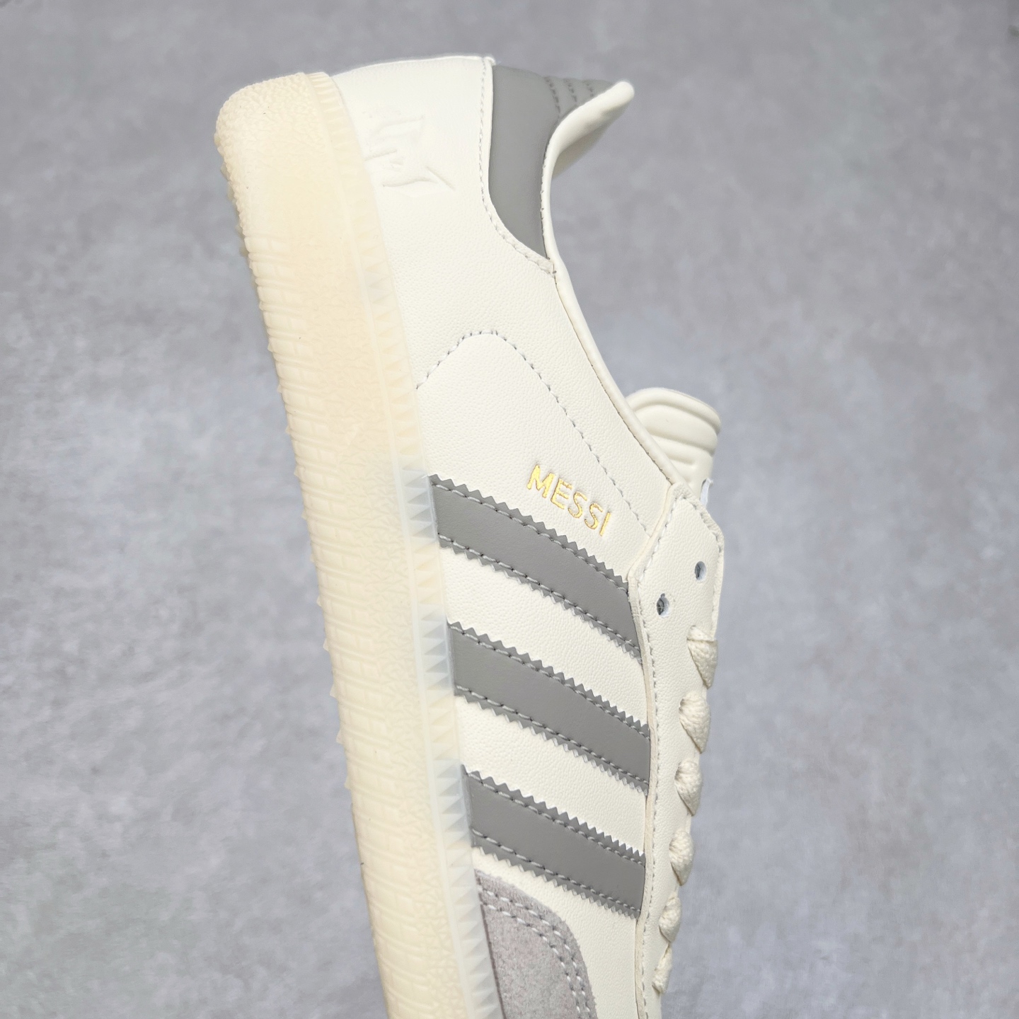 图片[6]-AD Original Samba OG 复古经典轻便板鞋 JQ0266 这款桑巴鞋展示了高质量的工艺 带有装饰的超锁缝制和无缝的手感 柔软、柔软的皮革造型和标志性的3条纹完成了精致的外观 正规合身鞋带 鞋面上有绒面鞋垫 橡胶鞋底 享受正畸套筒软感 自50年代首次亮相以来就一直在赢得粉丝的青睐 尺码：36 36.5 37.5 38 38.5 39 40 40.5 41 42 42.5 43 44 44.5 45-选品中心