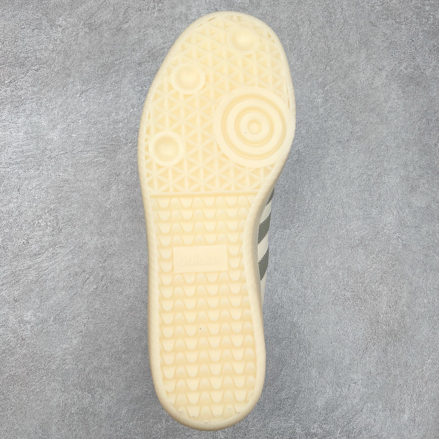 图片[9]-AD Original Samba OG 复古经典轻便板鞋 JQ0266 这款桑巴鞋展示了高质量的工艺 带有装饰的超锁缝制和无缝的手感 柔软、柔软的皮革造型和标志性的3条纹完成了精致的外观 正规合身鞋带 鞋面上有绒面鞋垫 橡胶鞋底 享受正畸套筒软感 自50年代首次亮相以来就一直在赢得粉丝的青睐 尺码：36 36.5 37.5 38 38.5 39 40 40.5 41 42 42.5 43 44 44.5 45-选品中心