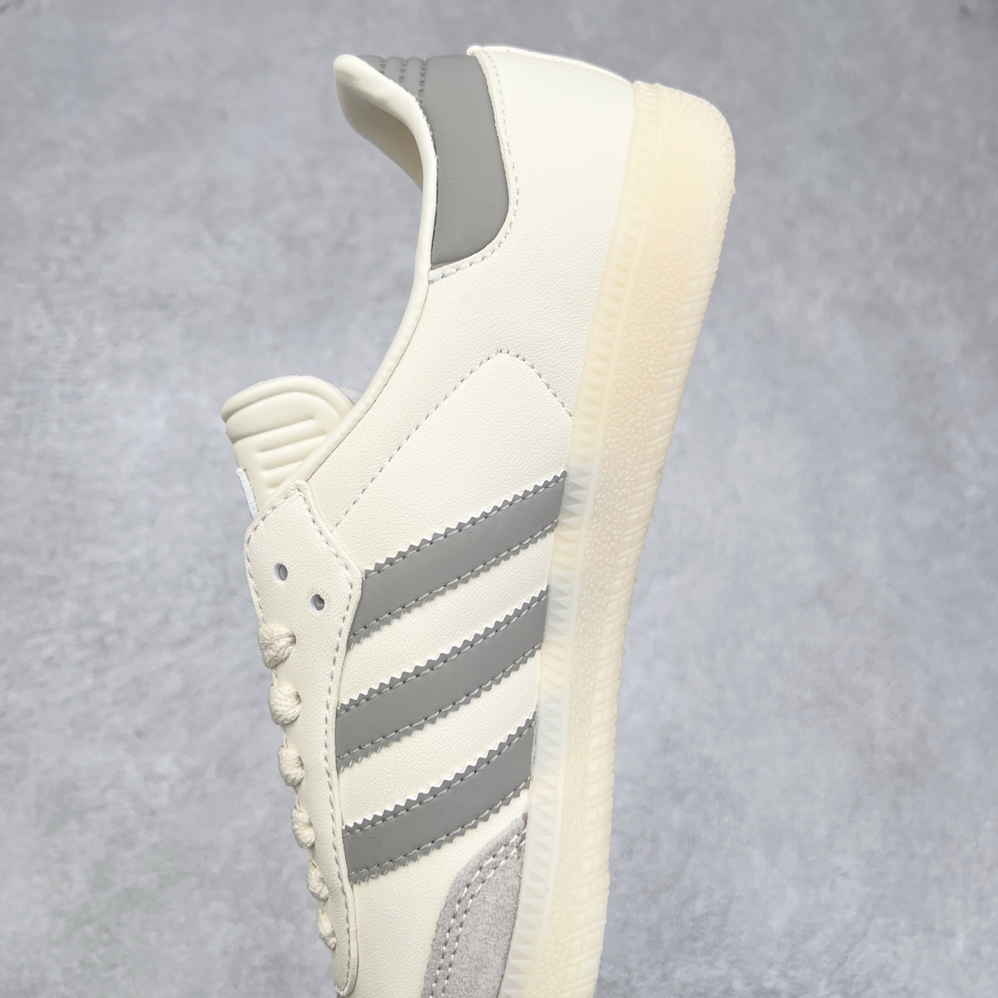 图片[7]-AD Original Samba OG 复古经典轻便板鞋 JQ0266 这款桑巴鞋展示了高质量的工艺 带有装饰的超锁缝制和无缝的手感 柔软、柔软的皮革造型和标志性的3条纹完成了精致的外观 正规合身鞋带 鞋面上有绒面鞋垫 橡胶鞋底 享受正畸套筒软感 自50年代首次亮相以来就一直在赢得粉丝的青睐 尺码：36 36.5 37.5 38 38.5 39 40 40.5 41 42 42.5 43 44 44.5 45-选品中心