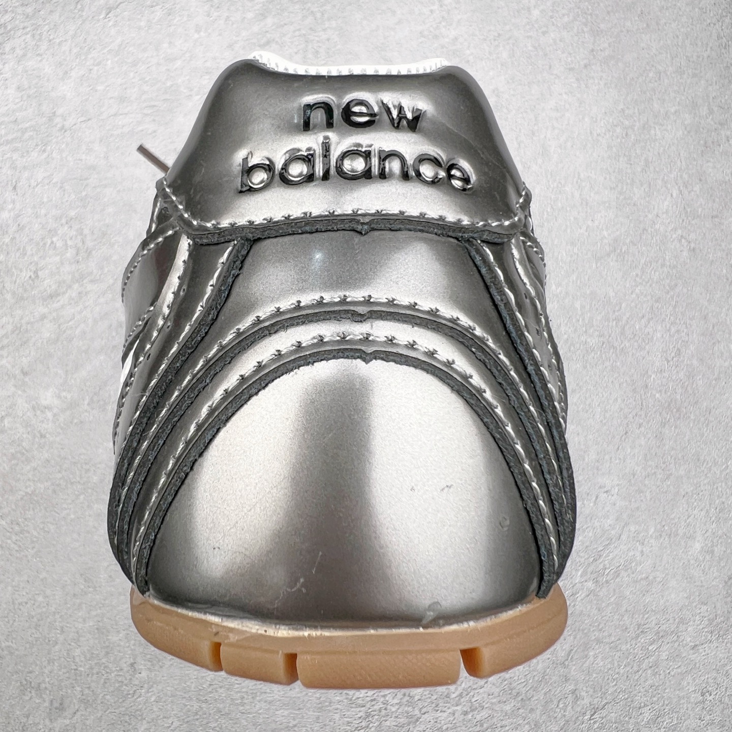 图片[8]-＃M3 MiuMiu x New Balance NB530 SL 缪缪联名系列低帮经典复古休闲运动慢跑鞋 近几年运动品牌与各大潮流品牌不断推出联名产品，在球鞋圈拥有极高的热度。此外，奢侈品牌和运动品牌联名也早已非新鲜事，继 Dior 和 Jordan Brand 以及 Prada 和 adidas 合作后。近日，Miu Miu与New Balance的合作基本已经成为定番，每年都会上新，而近期的最新联名也已经正式曝光，预计会在24年春夏面世！相比之前两次使用的574，这次Miu Miu带来了全新风格。采用了全新型号MR530进行设计，继续使用复古的旧化效果和去年就被带火的美拉德配色打造。Miu Miu作为千禧文化的重要推手，这次也是直接挑选了New Balance 2000年代时发布的健身跑鞋MR530。整体做旧效果非常明显，甚至有些二手鞋的感觉，多少是有点瘦巴黎世家影响了……配色方面将会推出米色和棕色两种颜色可供选择，整体覆盖了做旧麂皮，鞋舌和鞋垫和之前一致，有Miu Miu的Logo，同时搭配皮革和棉质双鞋带组成。尺码：36 37 37.5 38 38.5 39.5 40 40.5 41.5 42 42.5 43.5 44 44.5 45-选品中心