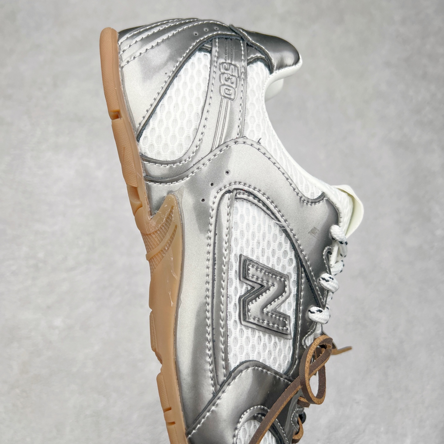 图片[6]-＃M3 MiuMiu x New Balance NB530 SL 缪缪联名系列低帮经典复古休闲运动慢跑鞋 近几年运动品牌与各大潮流品牌不断推出联名产品，在球鞋圈拥有极高的热度。此外，奢侈品牌和运动品牌联名也早已非新鲜事，继 Dior 和 Jordan Brand 以及 Prada 和 adidas 合作后。近日，Miu Miu与New Balance的合作基本已经成为定番，每年都会上新，而近期的最新联名也已经正式曝光，预计会在24年春夏面世！相比之前两次使用的574，这次Miu Miu带来了全新风格。采用了全新型号MR530进行设计，继续使用复古的旧化效果和去年就被带火的美拉德配色打造。Miu Miu作为千禧文化的重要推手，这次也是直接挑选了New Balance 2000年代时发布的健身跑鞋MR530。整体做旧效果非常明显，甚至有些二手鞋的感觉，多少是有点瘦巴黎世家影响了……配色方面将会推出米色和棕色两种颜色可供选择，整体覆盖了做旧麂皮，鞋舌和鞋垫和之前一致，有Miu Miu的Logo，同时搭配皮革和棉质双鞋带组成。尺码：36 37 37.5 38 38.5 39.5 40 40.5 41.5 42 42.5 43.5 44 44.5 45-选品中心