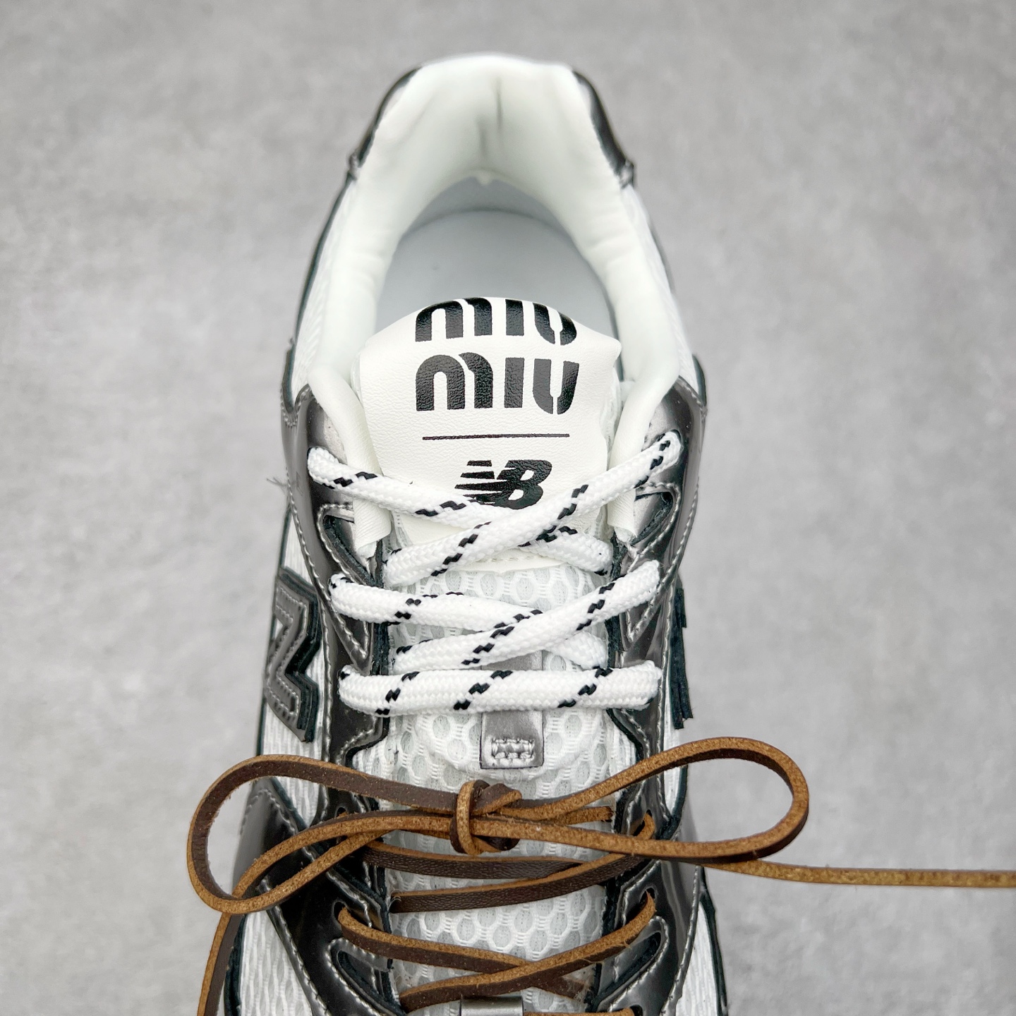 图片[5]-＃M3 MiuMiu x New Balance NB530 SL 缪缪联名系列低帮经典复古休闲运动慢跑鞋 近几年运动品牌与各大潮流品牌不断推出联名产品，在球鞋圈拥有极高的热度。此外，奢侈品牌和运动品牌联名也早已非新鲜事，继 Dior 和 Jordan Brand 以及 Prada 和 adidas 合作后。近日，Miu Miu与New Balance的合作基本已经成为定番，每年都会上新，而近期的最新联名也已经正式曝光，预计会在24年春夏面世！相比之前两次使用的574，这次Miu Miu带来了全新风格。采用了全新型号MR530进行设计，继续使用复古的旧化效果和去年就被带火的美拉德配色打造。Miu Miu作为千禧文化的重要推手，这次也是直接挑选了New Balance 2000年代时发布的健身跑鞋MR530。整体做旧效果非常明显，甚至有些二手鞋的感觉，多少是有点瘦巴黎世家影响了……配色方面将会推出米色和棕色两种颜色可供选择，整体覆盖了做旧麂皮，鞋舌和鞋垫和之前一致，有Miu Miu的Logo，同时搭配皮革和棉质双鞋带组成。尺码：36 37 37.5 38 38.5 39.5 40 40.5 41.5 42 42.5 43.5 44 44.5 45-选品中心