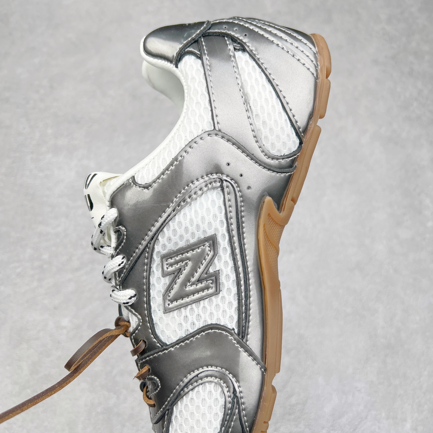 图片[7]-＃M3 MiuMiu x New Balance NB530 SL 缪缪联名系列低帮经典复古休闲运动慢跑鞋 近几年运动品牌与各大潮流品牌不断推出联名产品，在球鞋圈拥有极高的热度。此外，奢侈品牌和运动品牌联名也早已非新鲜事，继 Dior 和 Jordan Brand 以及 Prada 和 adidas 合作后。近日，Miu Miu与New Balance的合作基本已经成为定番，每年都会上新，而近期的最新联名也已经正式曝光，预计会在24年春夏面世！相比之前两次使用的574，这次Miu Miu带来了全新风格。采用了全新型号MR530进行设计，继续使用复古的旧化效果和去年就被带火的美拉德配色打造。Miu Miu作为千禧文化的重要推手，这次也是直接挑选了New Balance 2000年代时发布的健身跑鞋MR530。整体做旧效果非常明显，甚至有些二手鞋的感觉，多少是有点瘦巴黎世家影响了……配色方面将会推出米色和棕色两种颜色可供选择，整体覆盖了做旧麂皮，鞋舌和鞋垫和之前一致，有Miu Miu的Logo，同时搭配皮革和棉质双鞋带组成。尺码：36 37 37.5 38 38.5 39.5 40 40.5 41.5 42 42.5 43.5 44 44.5 45-选品中心