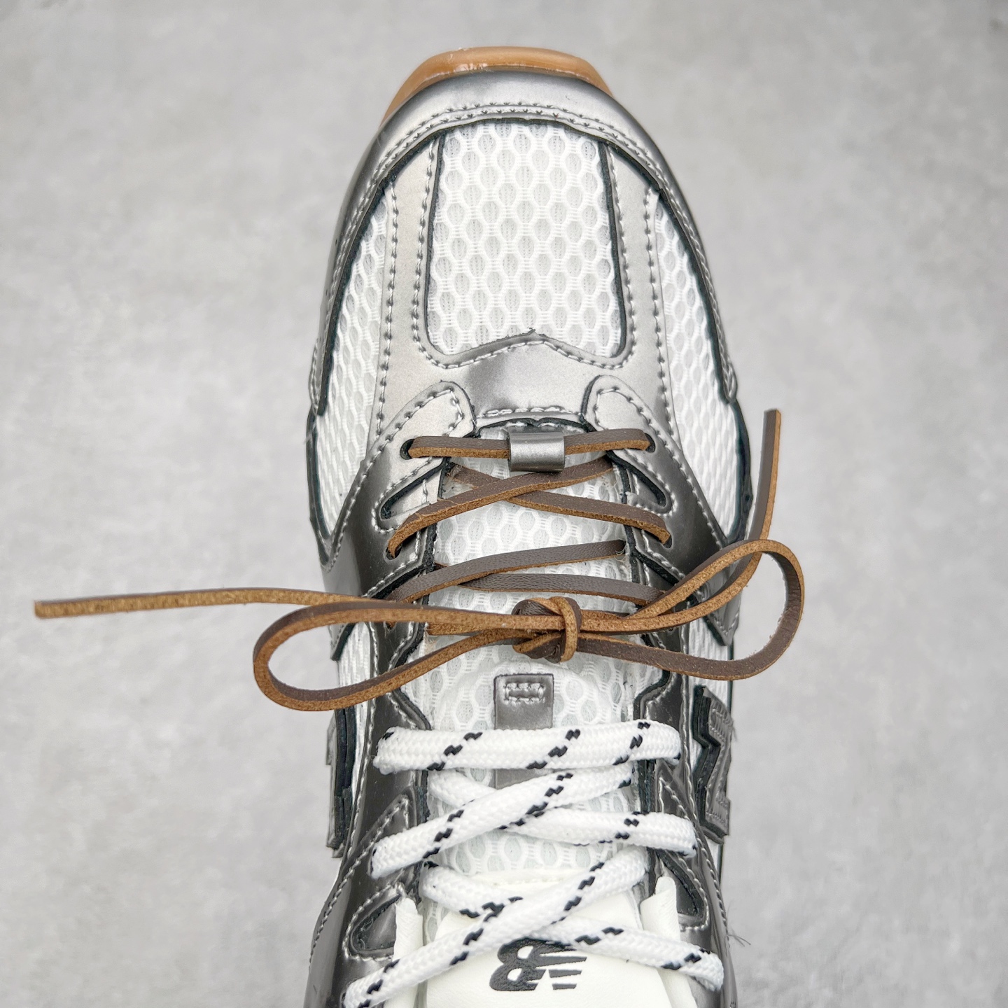 图片[4]-＃M3 MiuMiu x New Balance NB530 SL 缪缪联名系列低帮经典复古休闲运动慢跑鞋 近几年运动品牌与各大潮流品牌不断推出联名产品，在球鞋圈拥有极高的热度。此外，奢侈品牌和运动品牌联名也早已非新鲜事，继 Dior 和 Jordan Brand 以及 Prada 和 adidas 合作后。近日，Miu Miu与New Balance的合作基本已经成为定番，每年都会上新，而近期的最新联名也已经正式曝光，预计会在24年春夏面世！相比之前两次使用的574，这次Miu Miu带来了全新风格。采用了全新型号MR530进行设计，继续使用复古的旧化效果和去年就被带火的美拉德配色打造。Miu Miu作为千禧文化的重要推手，这次也是直接挑选了New Balance 2000年代时发布的健身跑鞋MR530。整体做旧效果非常明显，甚至有些二手鞋的感觉，多少是有点瘦巴黎世家影响了……配色方面将会推出米色和棕色两种颜色可供选择，整体覆盖了做旧麂皮，鞋舌和鞋垫和之前一致，有Miu Miu的Logo，同时搭配皮革和棉质双鞋带组成。尺码：36 37 37.5 38 38.5 39.5 40 40.5 41.5 42 42.5 43.5 44 44.5 45-选品中心