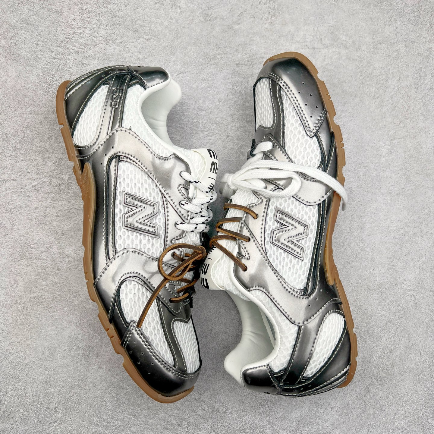 图片[3]-＃M3 MiuMiu x New Balance NB530 SL 缪缪联名系列低帮经典复古休闲运动慢跑鞋 近几年运动品牌与各大潮流品牌不断推出联名产品，在球鞋圈拥有极高的热度。此外，奢侈品牌和运动品牌联名也早已非新鲜事，继 Dior 和 Jordan Brand 以及 Prada 和 adidas 合作后。近日，Miu Miu与New Balance的合作基本已经成为定番，每年都会上新，而近期的最新联名也已经正式曝光，预计会在24年春夏面世！相比之前两次使用的574，这次Miu Miu带来了全新风格。采用了全新型号MR530进行设计，继续使用复古的旧化效果和去年就被带火的美拉德配色打造。Miu Miu作为千禧文化的重要推手，这次也是直接挑选了New Balance 2000年代时发布的健身跑鞋MR530。整体做旧效果非常明显，甚至有些二手鞋的感觉，多少是有点瘦巴黎世家影响了……配色方面将会推出米色和棕色两种颜色可供选择，整体覆盖了做旧麂皮，鞋舌和鞋垫和之前一致，有Miu Miu的Logo，同时搭配皮革和棉质双鞋带组成。尺码：36 37 37.5 38 38.5 39.5 40 40.5 41.5 42 42.5 43.5 44 44.5 45-选品中心