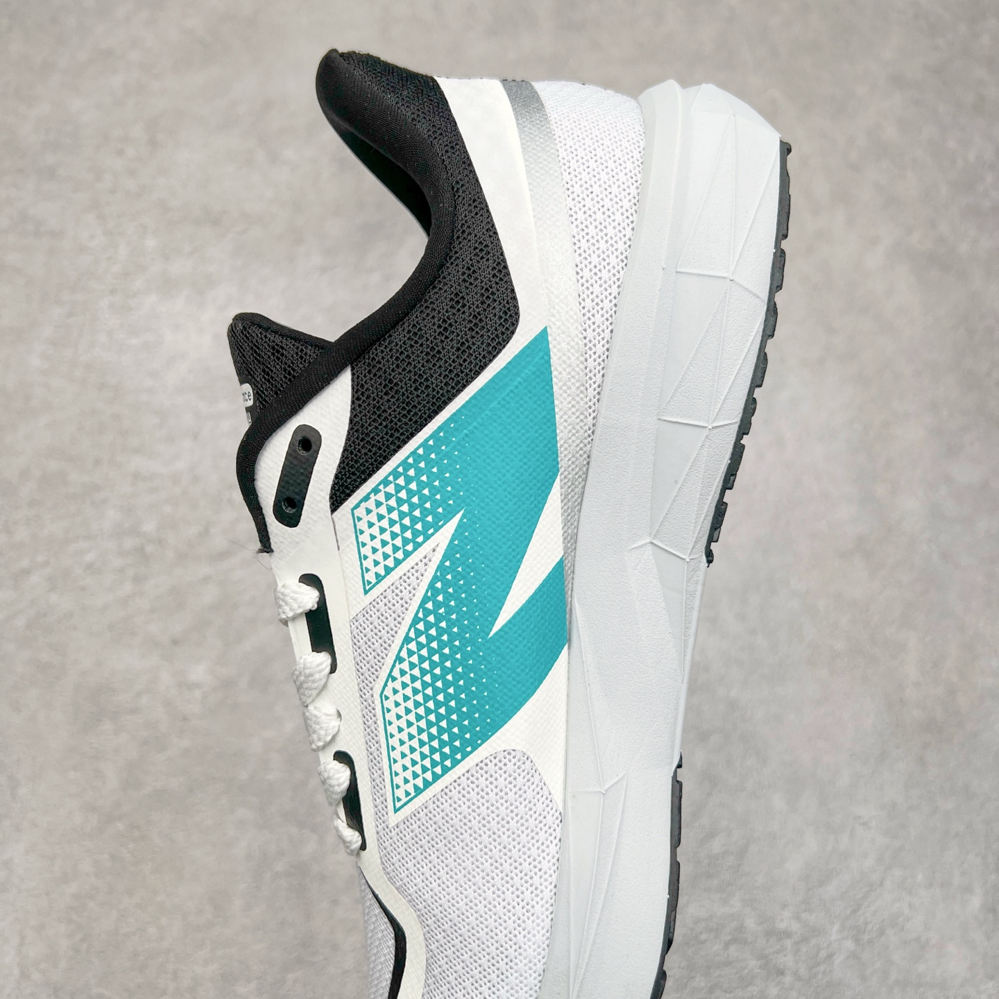 图片[7]-New Balance NB Fresh Foam X More V3 TDS 缓震跑步鞋 能让您的双脚保持凉爽 舒适和缓震 这款越野跑鞋采用合成纤维/网眼结构以提高透气性 两部分式FreshFoamX中底带来良好的舒适感 还采用Toe Protect技术和我们最高的全地形堆叠高度 无论您在何处漫游 这款鞋子都有助于保护您的双脚免受碎屑侵害 尺码：40-45-选品中心