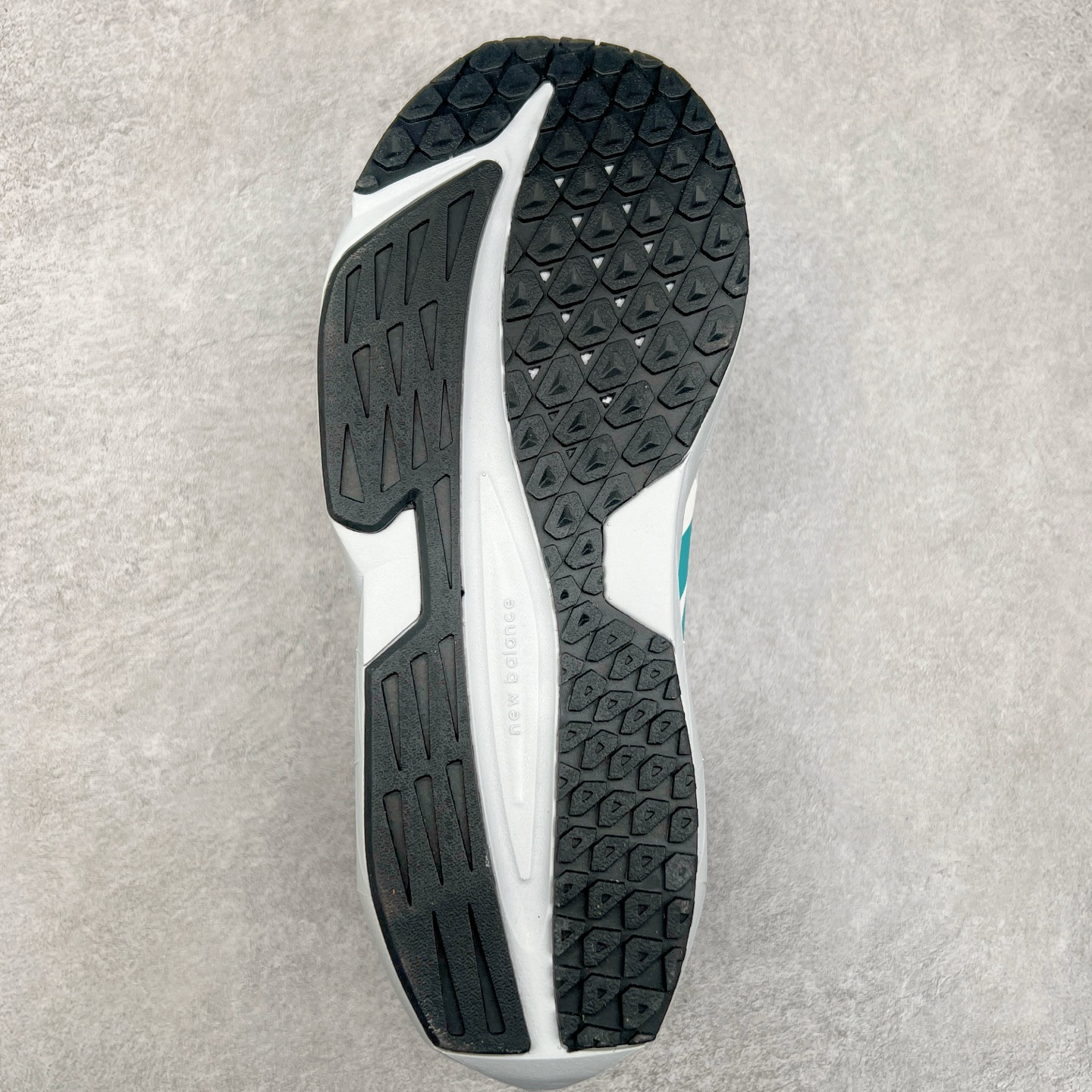 图片[9]-New Balance NB Fresh Foam X More V3 TDS 缓震跑步鞋 能让您的双脚保持凉爽 舒适和缓震 这款越野跑鞋采用合成纤维/网眼结构以提高透气性 两部分式FreshFoamX中底带来良好的舒适感 还采用Toe Protect技术和我们最高的全地形堆叠高度 无论您在何处漫游 这款鞋子都有助于保护您的双脚免受碎屑侵害 尺码：40-45-选品中心