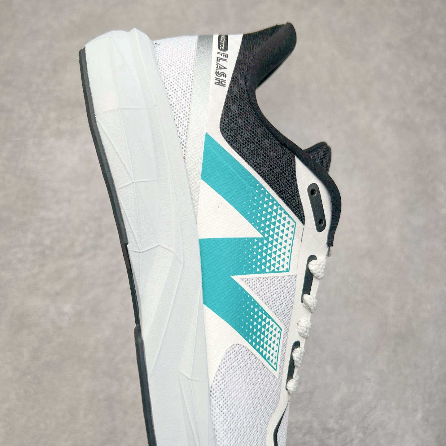 图片[6]-New Balance NB Fresh Foam X More V3 TDS 缓震跑步鞋 能让您的双脚保持凉爽 舒适和缓震 这款越野跑鞋采用合成纤维/网眼结构以提高透气性 两部分式FreshFoamX中底带来良好的舒适感 还采用Toe Protect技术和我们最高的全地形堆叠高度 无论您在何处漫游 这款鞋子都有助于保护您的双脚免受碎屑侵害 尺码：40-45-选品中心