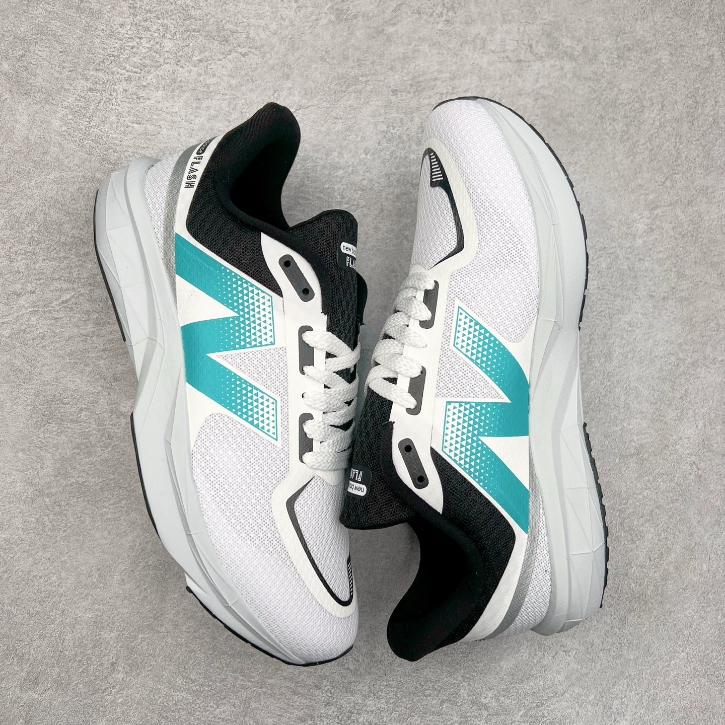 图片[3]-New Balance NB Fresh Foam X More V3 TDS 缓震跑步鞋 能让您的双脚保持凉爽 舒适和缓震 这款越野跑鞋采用合成纤维/网眼结构以提高透气性 两部分式FreshFoamX中底带来良好的舒适感 还采用Toe Protect技术和我们最高的全地形堆叠高度 无论您在何处漫游 这款鞋子都有助于保护您的双脚免受碎屑侵害 尺码：40-45-选品中心