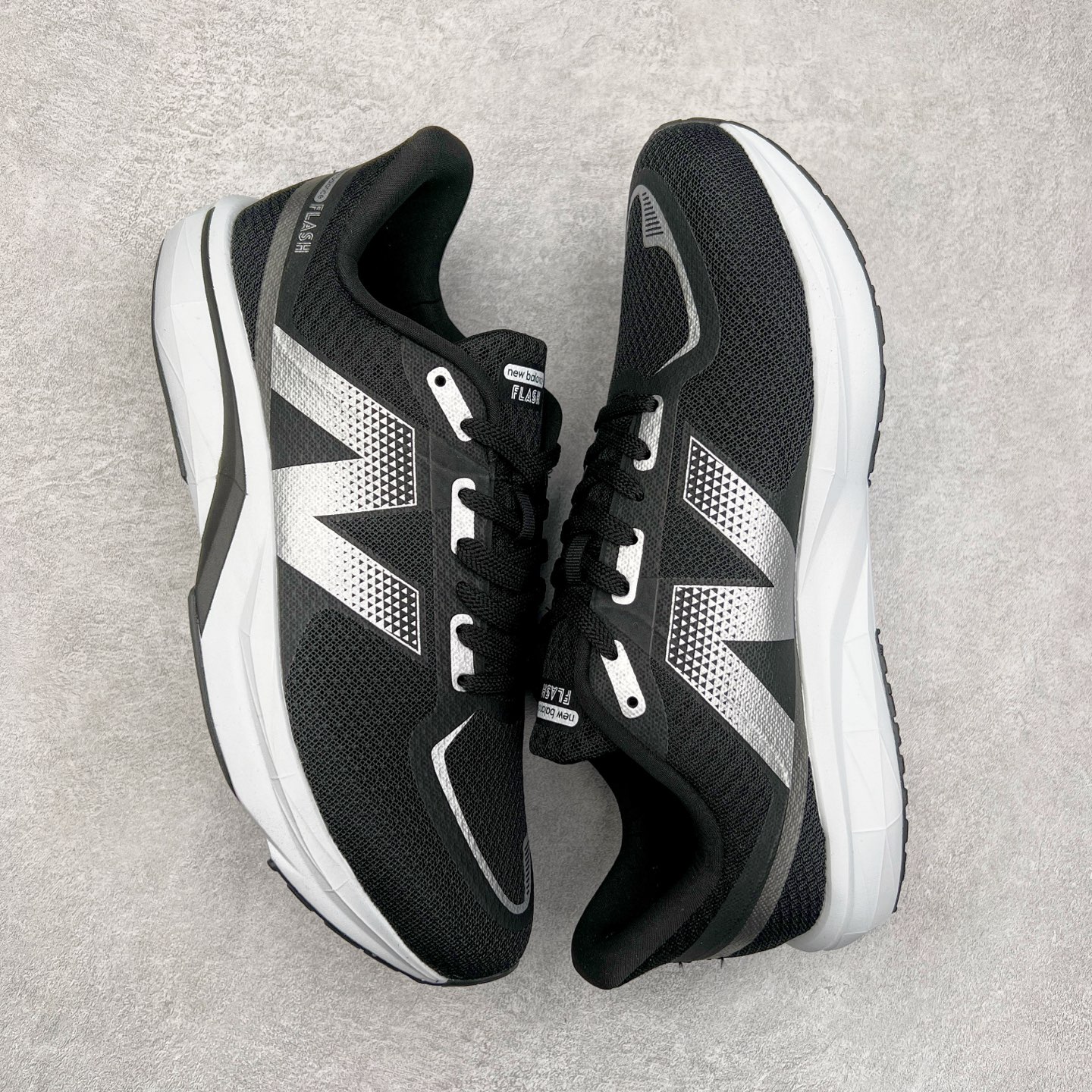 图片[3]-New Balance NB Fresh Foam X More V3 TDS 缓震跑步鞋 能让您的双脚保持凉爽 舒适和缓震 这款越野跑鞋采用合成纤维/网眼结构以提高透气性 两部分式FreshFoamX中底带来良好的舒适感 还采用Toe Protect技术和我们最高的全地形堆叠高度 无论您在何处漫游 这款鞋子都有助于保护您的双脚免受碎屑侵害 尺码：40-45-选品中心