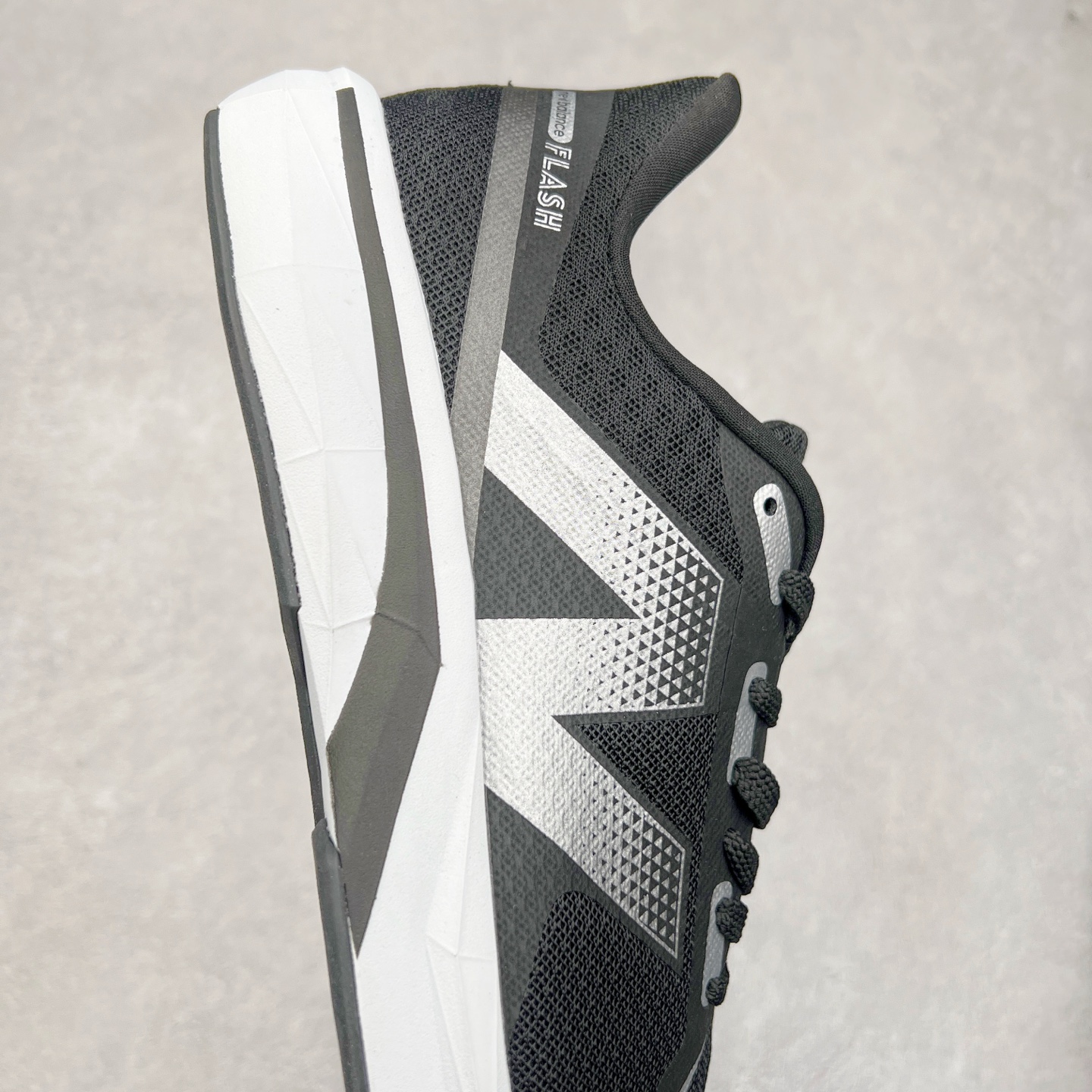 图片[6]-New Balance NB Fresh Foam X More V3 TDS 缓震跑步鞋 能让您的双脚保持凉爽 舒适和缓震 这款越野跑鞋采用合成纤维/网眼结构以提高透气性 两部分式FreshFoamX中底带来良好的舒适感 还采用Toe Protect技术和我们最高的全地形堆叠高度 无论您在何处漫游 这款鞋子都有助于保护您的双脚免受碎屑侵害 尺码：40-45-选品中心