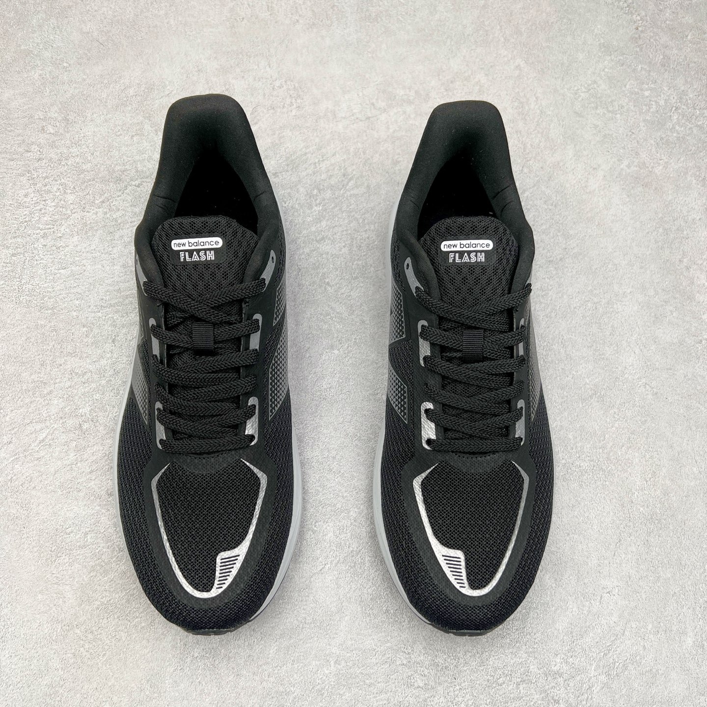 图片[2]-New Balance NB Fresh Foam X More V3 TDS 缓震跑步鞋 能让您的双脚保持凉爽 舒适和缓震 这款越野跑鞋采用合成纤维/网眼结构以提高透气性 两部分式FreshFoamX中底带来良好的舒适感 还采用Toe Protect技术和我们最高的全地形堆叠高度 无论您在何处漫游 这款鞋子都有助于保护您的双脚免受碎屑侵害 尺码：40-45-选品中心