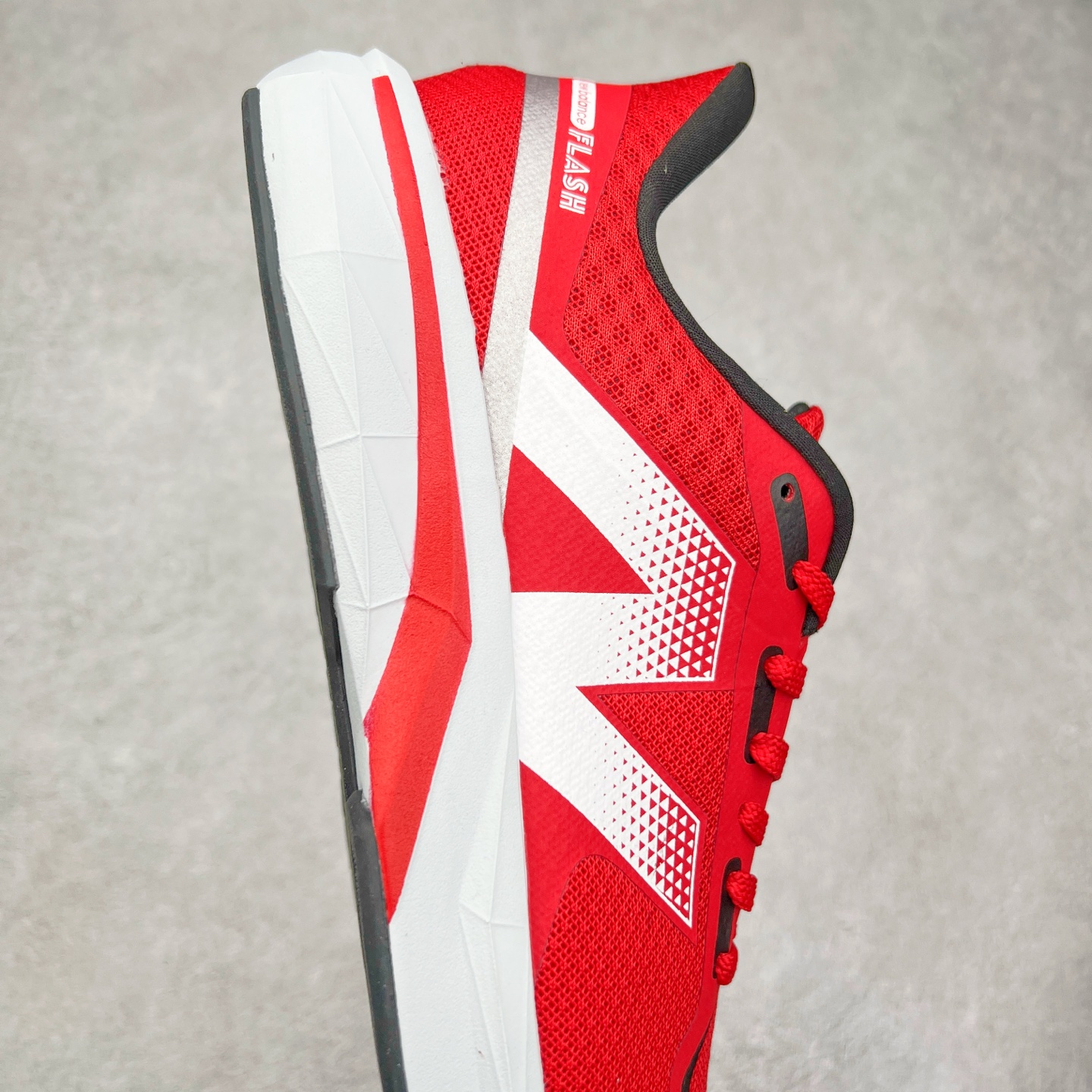 图片[6]-New Balance NB Fresh Foam X More V3 TDS 缓震跑步鞋 能让您的双脚保持凉爽 舒适和缓震 这款越野跑鞋采用合成纤维/网眼结构以提高透气性 两部分式FreshFoamX中底带来良好的舒适感 还采用Toe Protect技术和我们最高的全地形堆叠高度 无论您在何处漫游 这款鞋子都有助于保护您的双脚免受碎屑侵害 尺码：40-45-选品中心