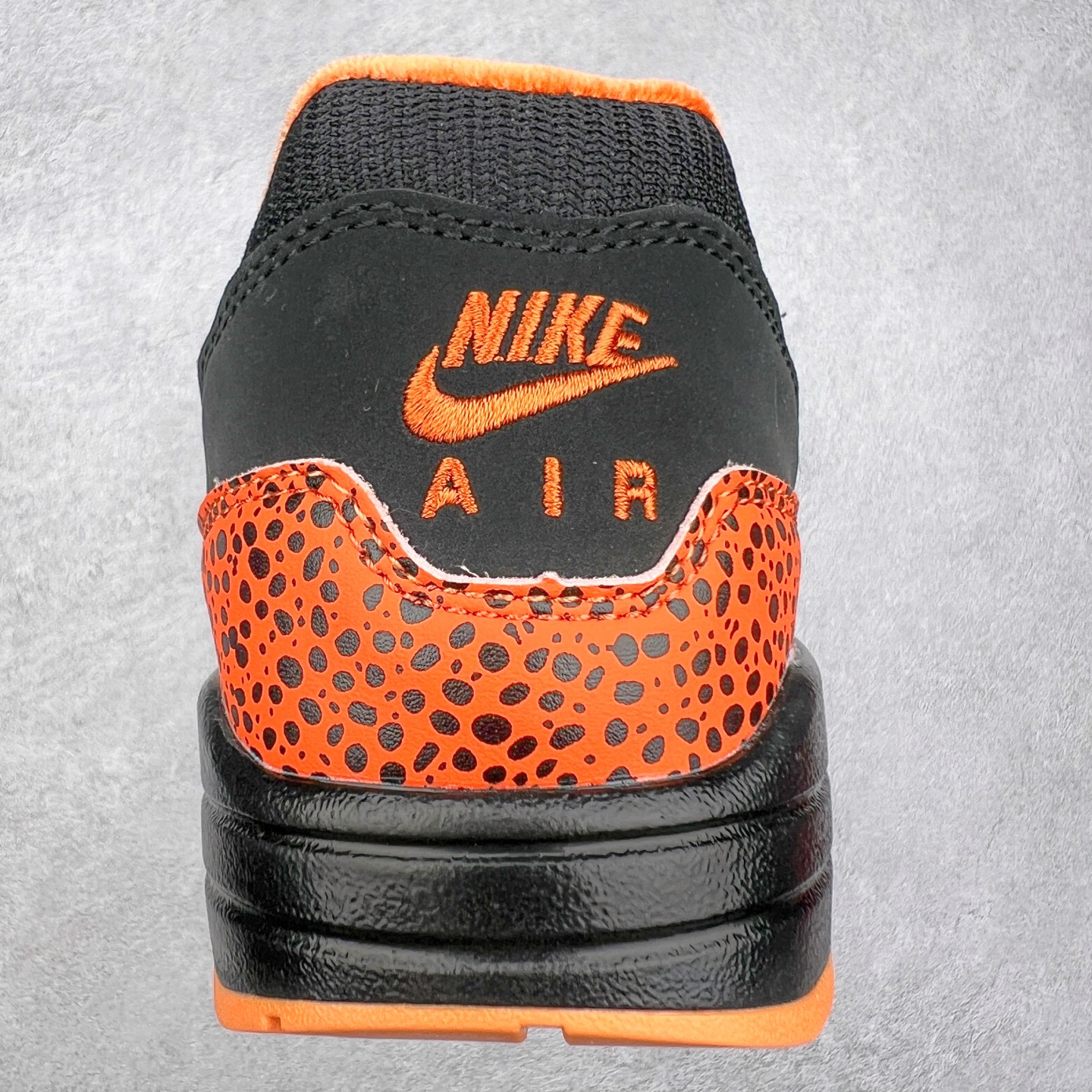 图片[8]-NK Air Max 1 初代复古气垫慢跑鞋 FD3258-006 由Tinker Hatfeld和Mark Parker在1987年设计 灵感来自于巴黎蓬皮杜中心 在参观了蓬皮杜中心之后提出了Air Max的标志性开窗可视气垫的理念 并将其实际开发成功 是NK史上第一双可视气垫跑鞋 凭借着Air Max气垫带来的舒适脚感和鞋面面料上的不断精进才使得Air Max 1在现如今都是复古慢跑鞋的首选 深厚的历史渊源 独特的流线形设计 极为复古的外观使得它深受鞋迷的喜爱 尺码：36 36.5 37.5 38 38.5 39 40 40.5 41 42 42.5 43 44 44.5 45-选品中心