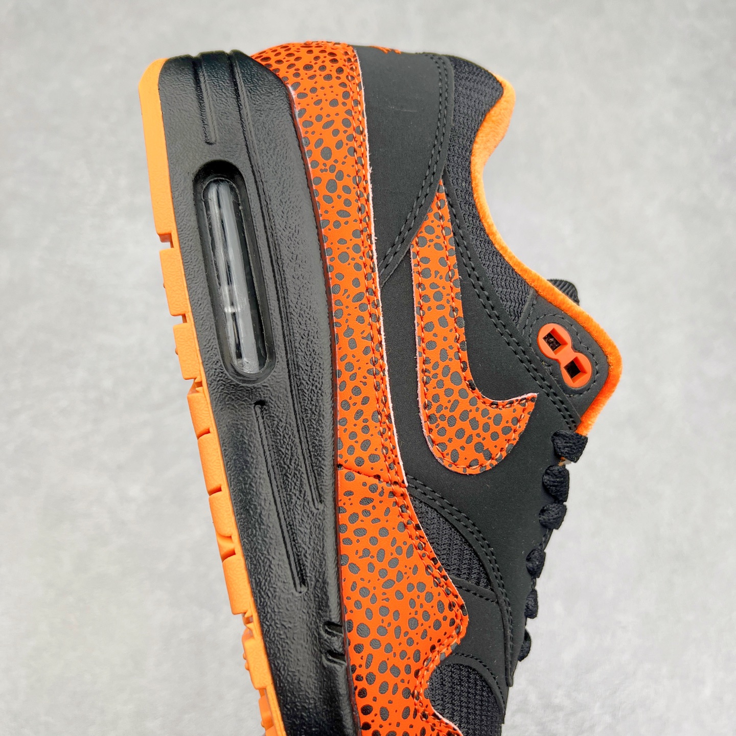 图片[6]-NK Air Max 1 初代复古气垫慢跑鞋 FD3258-006 由Tinker Hatfeld和Mark Parker在1987年设计 灵感来自于巴黎蓬皮杜中心 在参观了蓬皮杜中心之后提出了Air Max的标志性开窗可视气垫的理念 并将其实际开发成功 是NK史上第一双可视气垫跑鞋 凭借着Air Max气垫带来的舒适脚感和鞋面面料上的不断精进才使得Air Max 1在现如今都是复古慢跑鞋的首选 深厚的历史渊源 独特的流线形设计 极为复古的外观使得它深受鞋迷的喜爱 尺码：36 36.5 37.5 38 38.5 39 40 40.5 41 42 42.5 43 44 44.5 45-选品中心