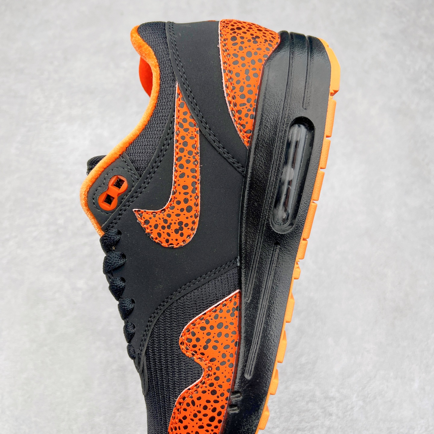 图片[7]-NK Air Max 1 初代复古气垫慢跑鞋 FD3258-006 由Tinker Hatfeld和Mark Parker在1987年设计 灵感来自于巴黎蓬皮杜中心 在参观了蓬皮杜中心之后提出了Air Max的标志性开窗可视气垫的理念 并将其实际开发成功 是NK史上第一双可视气垫跑鞋 凭借着Air Max气垫带来的舒适脚感和鞋面面料上的不断精进才使得Air Max 1在现如今都是复古慢跑鞋的首选 深厚的历史渊源 独特的流线形设计 极为复古的外观使得它深受鞋迷的喜爱 尺码：36 36.5 37.5 38 38.5 39 40 40.5 41 42 42.5 43 44 44.5 45-选品中心