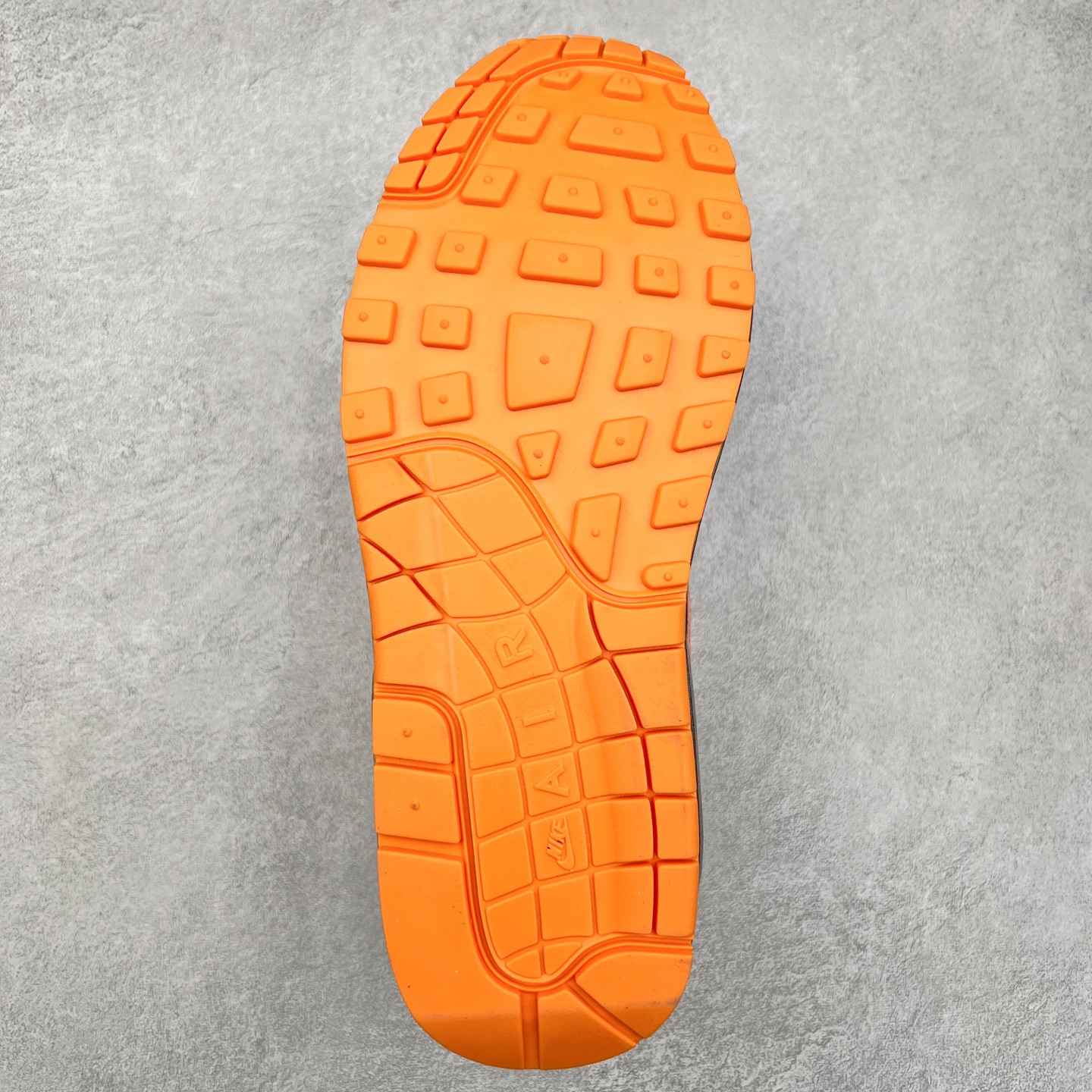 图片[9]-NK Air Max 1 初代复古气垫慢跑鞋 FD3258-006 由Tinker Hatfeld和Mark Parker在1987年设计 灵感来自于巴黎蓬皮杜中心 在参观了蓬皮杜中心之后提出了Air Max的标志性开窗可视气垫的理念 并将其实际开发成功 是NK史上第一双可视气垫跑鞋 凭借着Air Max气垫带来的舒适脚感和鞋面面料上的不断精进才使得Air Max 1在现如今都是复古慢跑鞋的首选 深厚的历史渊源 独特的流线形设计 极为复古的外观使得它深受鞋迷的喜爱 尺码：36 36.5 37.5 38 38.5 39 40 40.5 41 42 42.5 43 44 44.5 45-选品中心