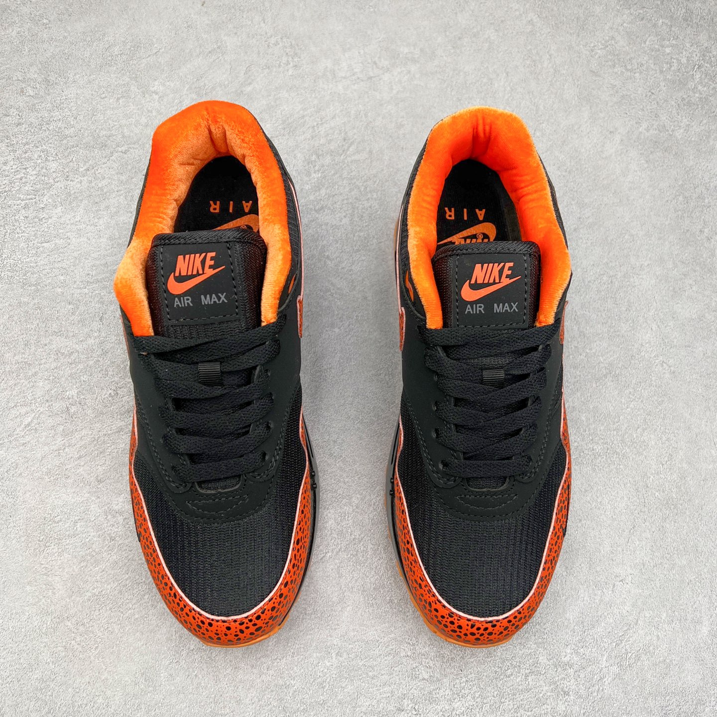 图片[2]-NK Air Max 1 初代复古气垫慢跑鞋 FD3258-006 由Tinker Hatfeld和Mark Parker在1987年设计 灵感来自于巴黎蓬皮杜中心 在参观了蓬皮杜中心之后提出了Air Max的标志性开窗可视气垫的理念 并将其实际开发成功 是NK史上第一双可视气垫跑鞋 凭借着Air Max气垫带来的舒适脚感和鞋面面料上的不断精进才使得Air Max 1在现如今都是复古慢跑鞋的首选 深厚的历史渊源 独特的流线形设计 极为复古的外观使得它深受鞋迷的喜爱 尺码：36 36.5 37.5 38 38.5 39 40 40.5 41 42 42.5 43 44 44.5 45-选品中心