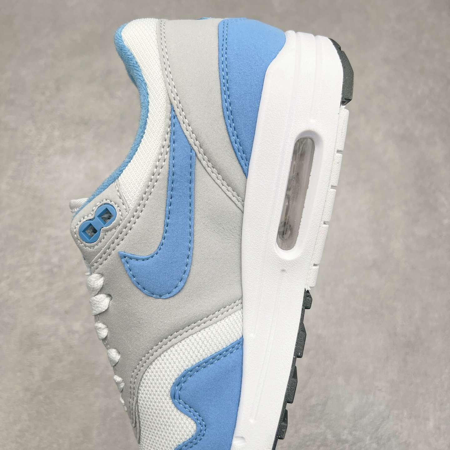 图片[7]-NK Air Max 1 初代复古气垫慢跑鞋 FD9082-103 由Tinker Hatfeld和Mark Parker在1987年设计 灵感来自于巴黎蓬皮杜中心 在参观了蓬皮杜中心之后提出了Air Max的标志性开窗可视气垫的理念 并将其实际开发成功 是NK史上第一双可视气垫跑鞋 凭借着Air Max气垫带来的舒适脚感和鞋面面料上的不断精进才使得Air Max 1在现如今都是复古慢跑鞋的首选 深厚的历史渊源 独特的流线形设计 极为复古的外观使得它深受鞋迷的喜爱 尺码：36 36.5 37.5 38 38.5 39 40 40.5 41 42 42.5 43 44 44.5 45-选品中心