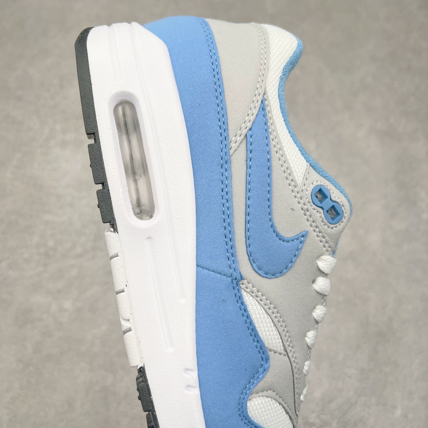 图片[6]-NK Air Max 1 初代复古气垫慢跑鞋 FD9082-103 由Tinker Hatfeld和Mark Parker在1987年设计 灵感来自于巴黎蓬皮杜中心 在参观了蓬皮杜中心之后提出了Air Max的标志性开窗可视气垫的理念 并将其实际开发成功 是NK史上第一双可视气垫跑鞋 凭借着Air Max气垫带来的舒适脚感和鞋面面料上的不断精进才使得Air Max 1在现如今都是复古慢跑鞋的首选 深厚的历史渊源 独特的流线形设计 极为复古的外观使得它深受鞋迷的喜爱 尺码：36 36.5 37.5 38 38.5 39 40 40.5 41 42 42.5 43 44 44.5 45-选品中心