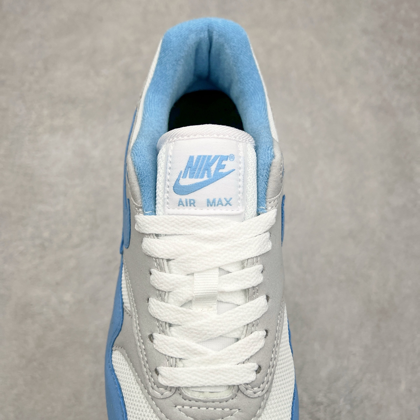 图片[5]-NK Air Max 1 初代复古气垫慢跑鞋 FD9082-103 由Tinker Hatfeld和Mark Parker在1987年设计 灵感来自于巴黎蓬皮杜中心 在参观了蓬皮杜中心之后提出了Air Max的标志性开窗可视气垫的理念 并将其实际开发成功 是NK史上第一双可视气垫跑鞋 凭借着Air Max气垫带来的舒适脚感和鞋面面料上的不断精进才使得Air Max 1在现如今都是复古慢跑鞋的首选 深厚的历史渊源 独特的流线形设计 极为复古的外观使得它深受鞋迷的喜爱 尺码：36 36.5 37.5 38 38.5 39 40 40.5 41 42 42.5 43 44 44.5 45-选品中心