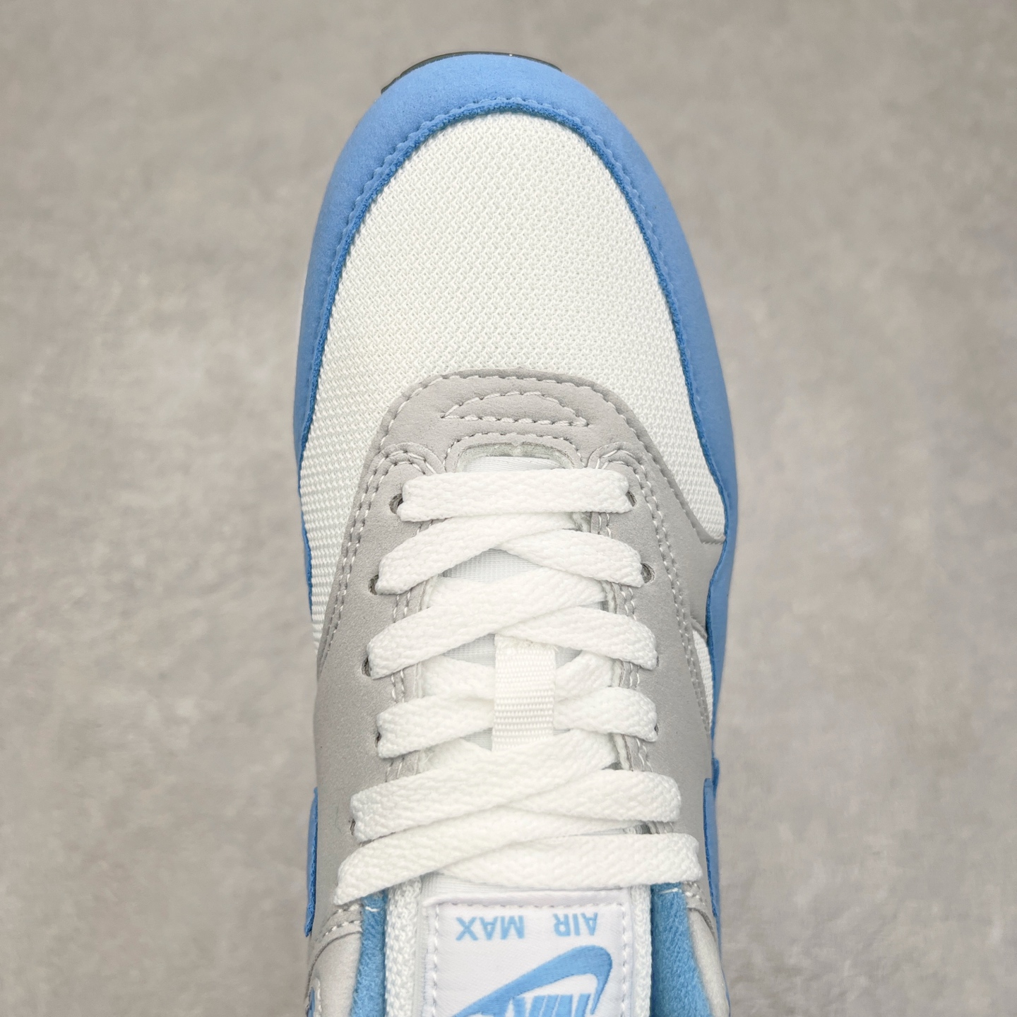 图片[4]-NK Air Max 1 初代复古气垫慢跑鞋 FD9082-103 由Tinker Hatfeld和Mark Parker在1987年设计 灵感来自于巴黎蓬皮杜中心 在参观了蓬皮杜中心之后提出了Air Max的标志性开窗可视气垫的理念 并将其实际开发成功 是NK史上第一双可视气垫跑鞋 凭借着Air Max气垫带来的舒适脚感和鞋面面料上的不断精进才使得Air Max 1在现如今都是复古慢跑鞋的首选 深厚的历史渊源 独特的流线形设计 极为复古的外观使得它深受鞋迷的喜爱 尺码：36 36.5 37.5 38 38.5 39 40 40.5 41 42 42.5 43 44 44.5 45-选品中心