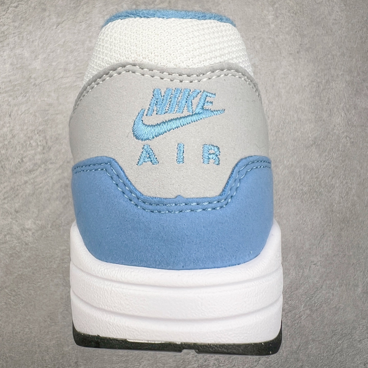 图片[8]-NK Air Max 1 初代复古气垫慢跑鞋 FD9082-103 由Tinker Hatfeld和Mark Parker在1987年设计 灵感来自于巴黎蓬皮杜中心 在参观了蓬皮杜中心之后提出了Air Max的标志性开窗可视气垫的理念 并将其实际开发成功 是NK史上第一双可视气垫跑鞋 凭借着Air Max气垫带来的舒适脚感和鞋面面料上的不断精进才使得Air Max 1在现如今都是复古慢跑鞋的首选 深厚的历史渊源 独特的流线形设计 极为复古的外观使得它深受鞋迷的喜爱 尺码：36 36.5 37.5 38 38.5 39 40 40.5 41 42 42.5 43 44 44.5 45-选品中心