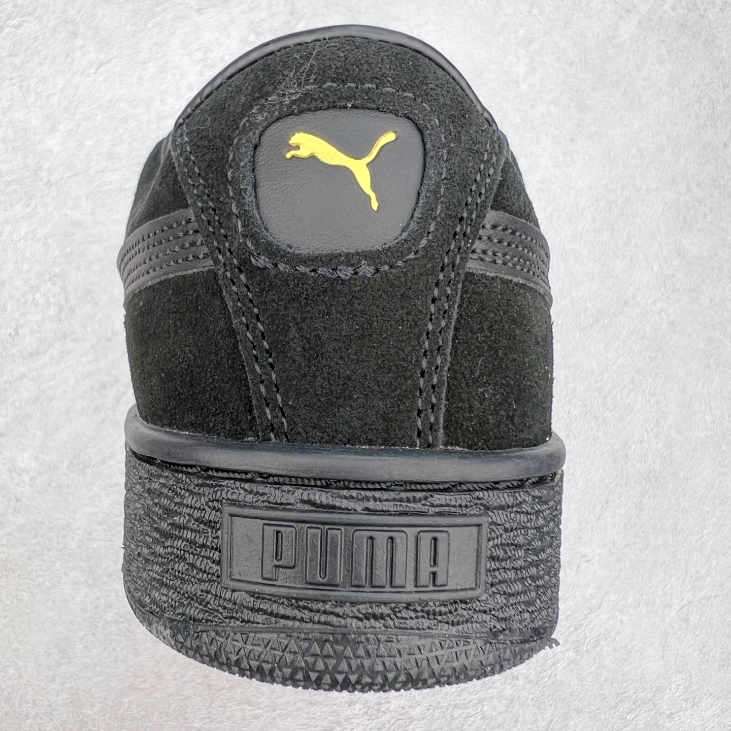 图片[8]-＃奥莱订单福利 PUMA SUEDE XL 彪马新款面包鞋男女同款复古休闲板鞋 赠送一双鞋带 鞋身通体采用细腻的麂皮材质 厚实柔软 质感出众 鞋侧保留PUMA标志性跑道图案 侧面与后跟点缀金属色PUMA LOGO 兼具辨识度与细节感 加厚鞋垫、饱满鞋舌 搭配加宽扁形鞋带 使得穿着感更加贴合与舒适 值得一提的是 本季SUEDE XL鞋款以黑色、红色及蓝色最为瞩目 经典黑的配色 在低调之余可轻松驾驭任何潮流风格造型 而高饱和度的配色 则是当之无愧的早春出街利器。货号： 395205 尺码：36 36.5 37 38 38.5 39 40 40.5 41 42 42.5 43 44 44.5 45-选品中心