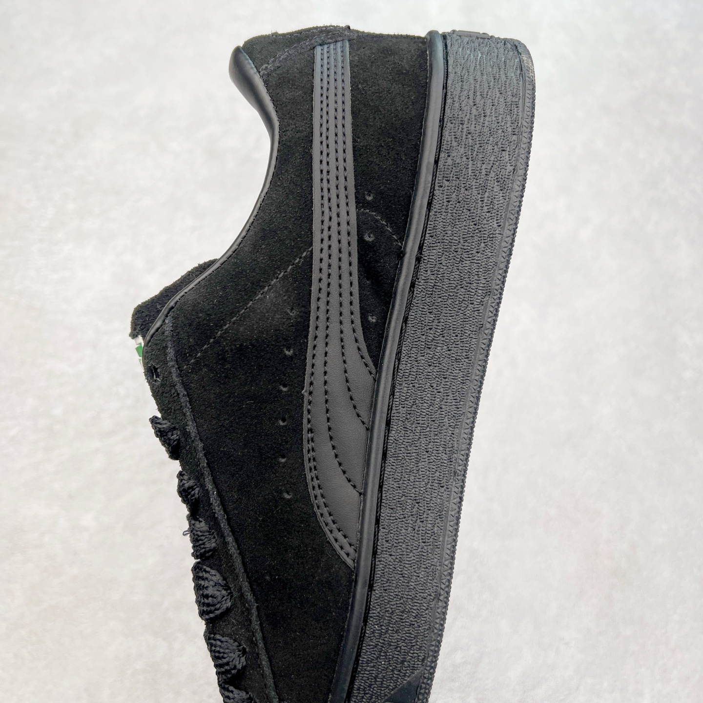 图片[7]-＃奥莱订单福利 PUMA SUEDE XL 彪马新款面包鞋男女同款复古休闲板鞋 赠送一双鞋带 鞋身通体采用细腻的麂皮材质 厚实柔软 质感出众 鞋侧保留PUMA标志性跑道图案 侧面与后跟点缀金属色PUMA LOGO 兼具辨识度与细节感 加厚鞋垫、饱满鞋舌 搭配加宽扁形鞋带 使得穿着感更加贴合与舒适 值得一提的是 本季SUEDE XL鞋款以黑色、红色及蓝色最为瞩目 经典黑的配色 在低调之余可轻松驾驭任何潮流风格造型 而高饱和度的配色 则是当之无愧的早春出街利器。货号： 395205 尺码：36 36.5 37 38 38.5 39 40 40.5 41 42 42.5 43 44 44.5 45-选品中心