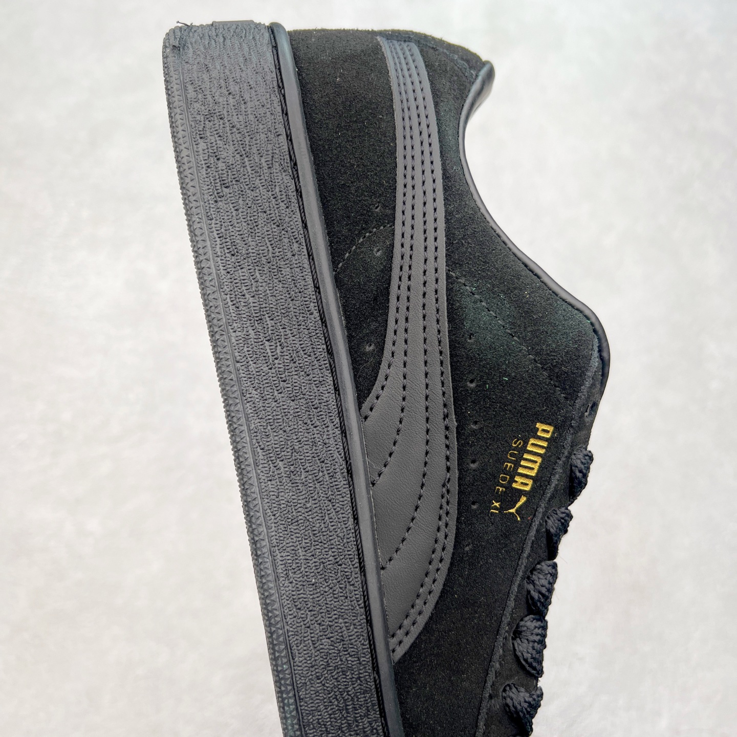 图片[6]-＃奥莱订单福利 PUMA SUEDE XL 彪马新款面包鞋男女同款复古休闲板鞋 赠送一双鞋带 鞋身通体采用细腻的麂皮材质 厚实柔软 质感出众 鞋侧保留PUMA标志性跑道图案 侧面与后跟点缀金属色PUMA LOGO 兼具辨识度与细节感 加厚鞋垫、饱满鞋舌 搭配加宽扁形鞋带 使得穿着感更加贴合与舒适 值得一提的是 本季SUEDE XL鞋款以黑色、红色及蓝色最为瞩目 经典黑的配色 在低调之余可轻松驾驭任何潮流风格造型 而高饱和度的配色 则是当之无愧的早春出街利器。货号： 395205 尺码：36 36.5 37 38 38.5 39 40 40.5 41 42 42.5 43 44 44.5 45-选品中心