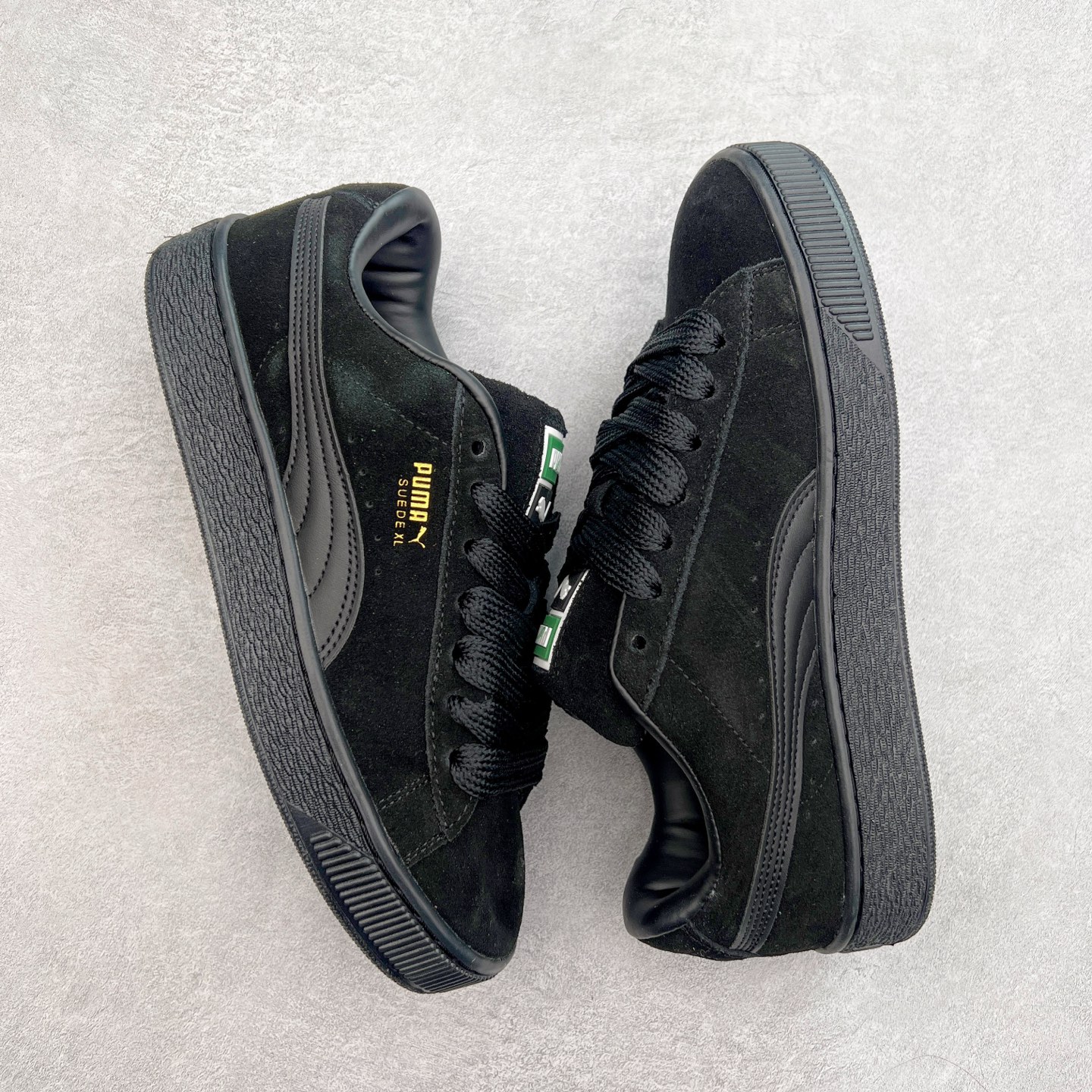 图片[3]-＃奥莱订单福利 PUMA SUEDE XL 彪马新款面包鞋男女同款复古休闲板鞋 赠送一双鞋带 鞋身通体采用细腻的麂皮材质 厚实柔软 质感出众 鞋侧保留PUMA标志性跑道图案 侧面与后跟点缀金属色PUMA LOGO 兼具辨识度与细节感 加厚鞋垫、饱满鞋舌 搭配加宽扁形鞋带 使得穿着感更加贴合与舒适 值得一提的是 本季SUEDE XL鞋款以黑色、红色及蓝色最为瞩目 经典黑的配色 在低调之余可轻松驾驭任何潮流风格造型 而高饱和度的配色 则是当之无愧的早春出街利器。货号： 395205 尺码：36 36.5 37 38 38.5 39 40 40.5 41 42 42.5 43 44 44.5 45-选品中心