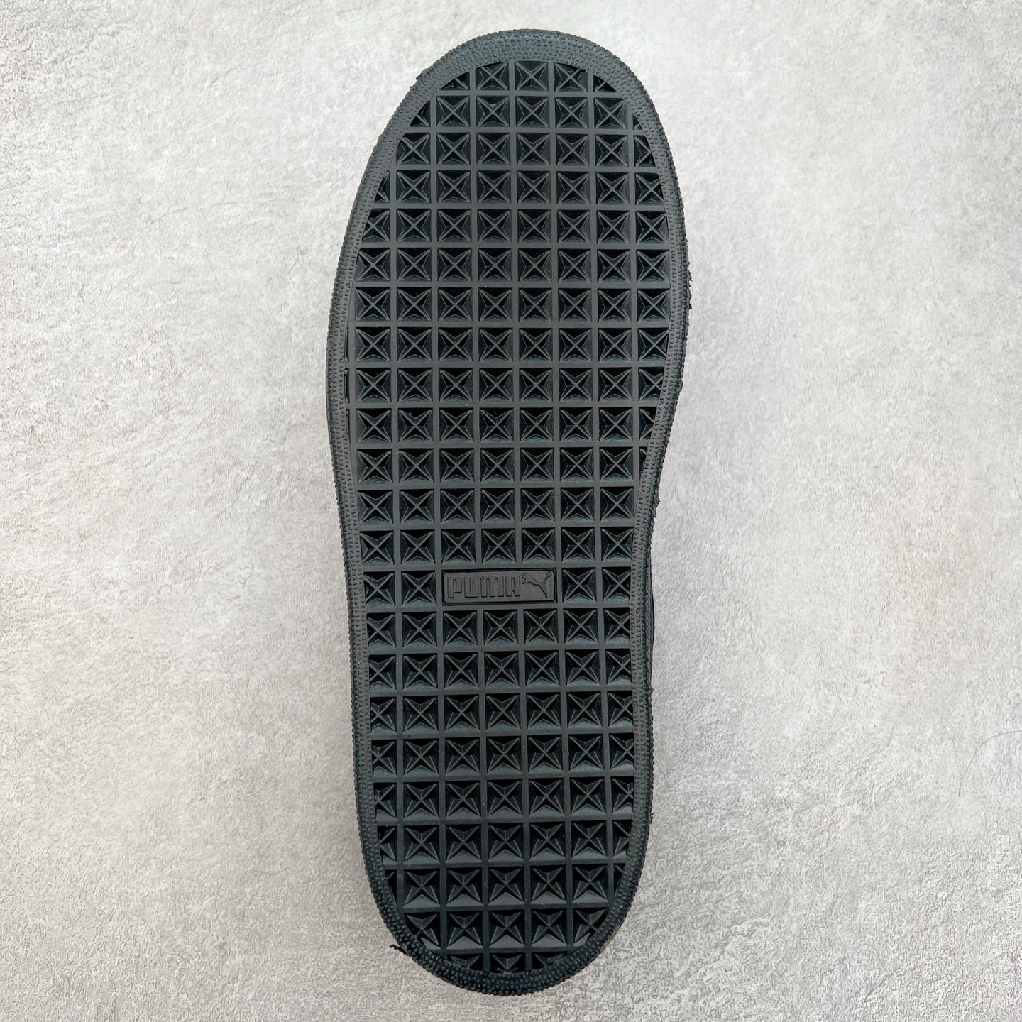 图片[9]-＃奥莱订单福利 PUMA SUEDE XL 彪马新款面包鞋男女同款复古休闲板鞋 赠送一双鞋带 鞋身通体采用细腻的麂皮材质 厚实柔软 质感出众 鞋侧保留PUMA标志性跑道图案 侧面与后跟点缀金属色PUMA LOGO 兼具辨识度与细节感 加厚鞋垫、饱满鞋舌 搭配加宽扁形鞋带 使得穿着感更加贴合与舒适 值得一提的是 本季SUEDE XL鞋款以黑色、红色及蓝色最为瞩目 经典黑的配色 在低调之余可轻松驾驭任何潮流风格造型 而高饱和度的配色 则是当之无愧的早春出街利器。货号： 395205 尺码：36 36.5 37 38 38.5 39 40 40.5 41 42 42.5 43 44 44.5 45-选品中心