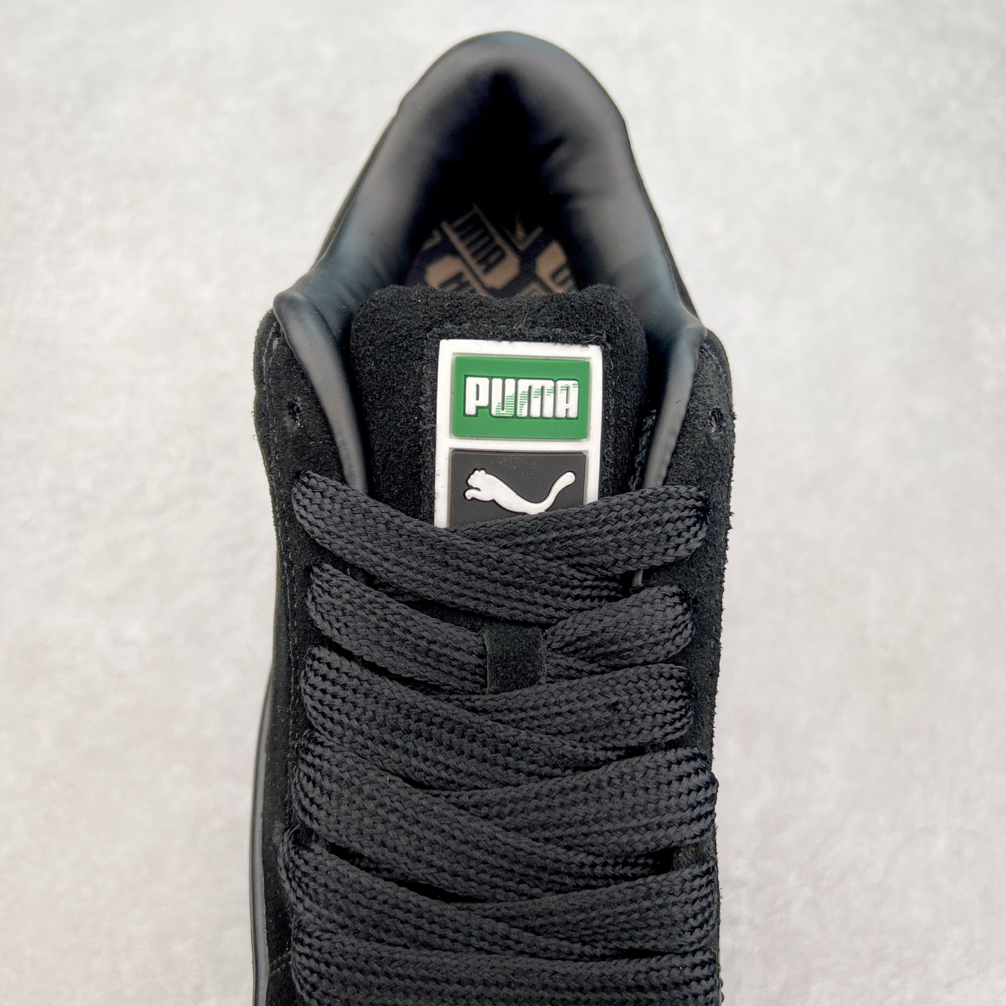 图片[5]-＃奥莱订单福利 PUMA SUEDE XL 彪马新款面包鞋男女同款复古休闲板鞋 赠送一双鞋带 鞋身通体采用细腻的麂皮材质 厚实柔软 质感出众 鞋侧保留PUMA标志性跑道图案 侧面与后跟点缀金属色PUMA LOGO 兼具辨识度与细节感 加厚鞋垫、饱满鞋舌 搭配加宽扁形鞋带 使得穿着感更加贴合与舒适 值得一提的是 本季SUEDE XL鞋款以黑色、红色及蓝色最为瞩目 经典黑的配色 在低调之余可轻松驾驭任何潮流风格造型 而高饱和度的配色 则是当之无愧的早春出街利器。货号： 395205 尺码：36 36.5 37 38 38.5 39 40 40.5 41 42 42.5 43 44 44.5 45-选品中心