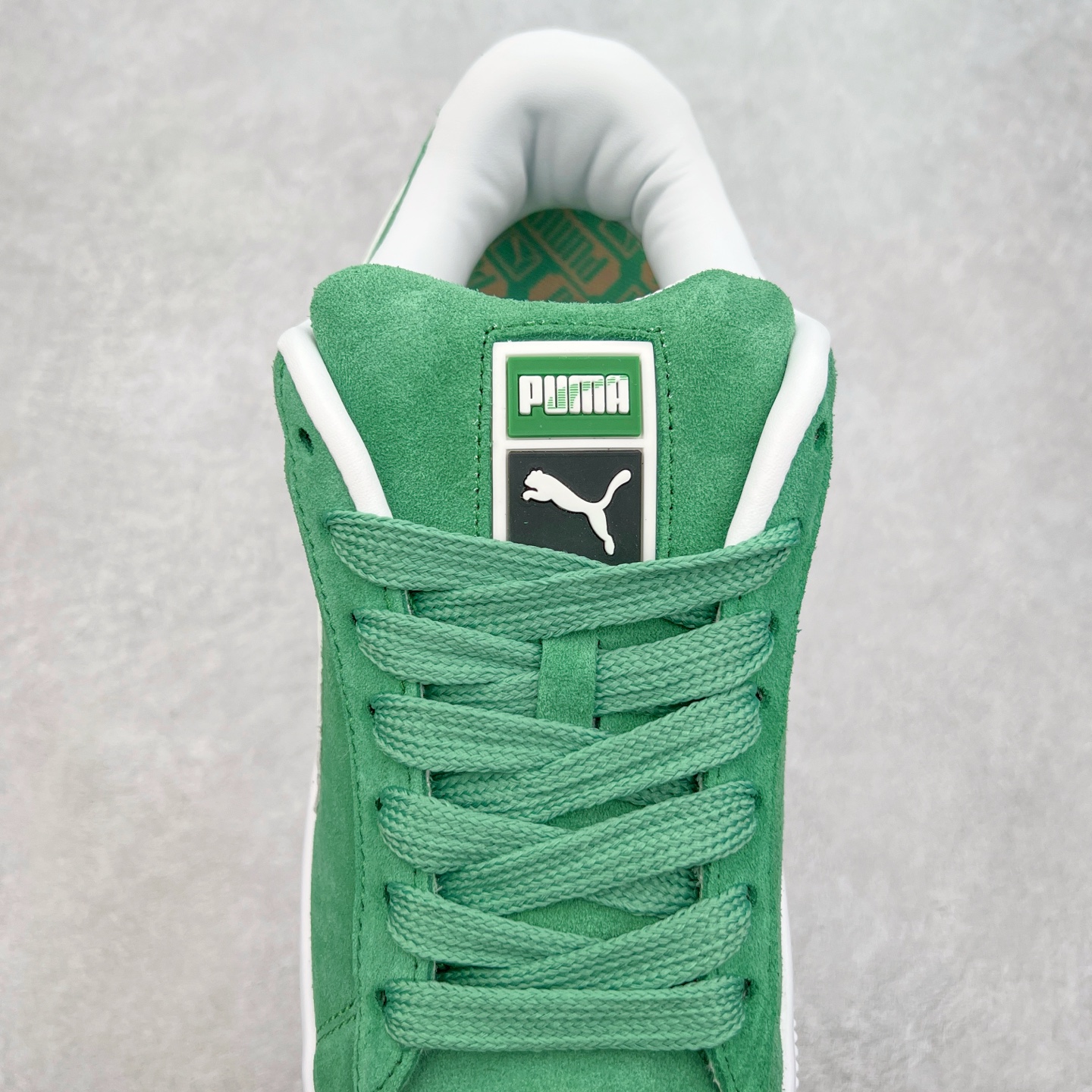 图片[5]-＃奥莱订单福利 PUMA SUEDE XL 彪马新款面包鞋男女同款复古休闲板鞋 赠送一双鞋带 鞋身通体采用细腻的麂皮材质 厚实柔软 质感出众 鞋侧保留PUMA标志性跑道图案 侧面与后跟点缀金属色PUMA LOGO 兼具辨识度与细节感 加厚鞋垫、饱满鞋舌 搭配加宽扁形鞋带 使得穿着感更加贴合与舒适 值得一提的是 本季SUEDE XL鞋款以黑色、红色及蓝色最为瞩目 经典黑的配色 在低调之余可轻松驾驭任何潮流风格造型 而高饱和度的配色 则是当之无愧的早春出街利器。货号： 395205 尺码：36 36.5 37 38 38.5 39 40 40.5 41 42 42.5 43 44 44.5 45-选品中心