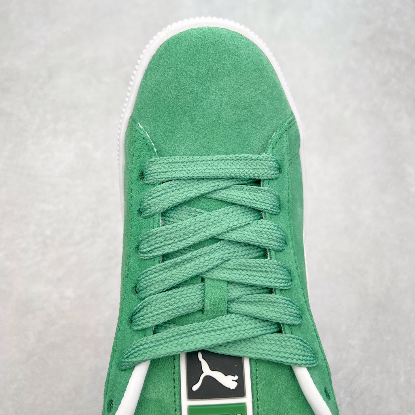 图片[4]-＃奥莱订单福利 PUMA SUEDE XL 彪马新款面包鞋男女同款复古休闲板鞋 赠送一双鞋带 鞋身通体采用细腻的麂皮材质 厚实柔软 质感出众 鞋侧保留PUMA标志性跑道图案 侧面与后跟点缀金属色PUMA LOGO 兼具辨识度与细节感 加厚鞋垫、饱满鞋舌 搭配加宽扁形鞋带 使得穿着感更加贴合与舒适 值得一提的是 本季SUEDE XL鞋款以黑色、红色及蓝色最为瞩目 经典黑的配色 在低调之余可轻松驾驭任何潮流风格造型 而高饱和度的配色 则是当之无愧的早春出街利器。货号： 395205 尺码：36 36.5 37 38 38.5 39 40 40.5 41 42 42.5 43 44 44.5 45-选品中心