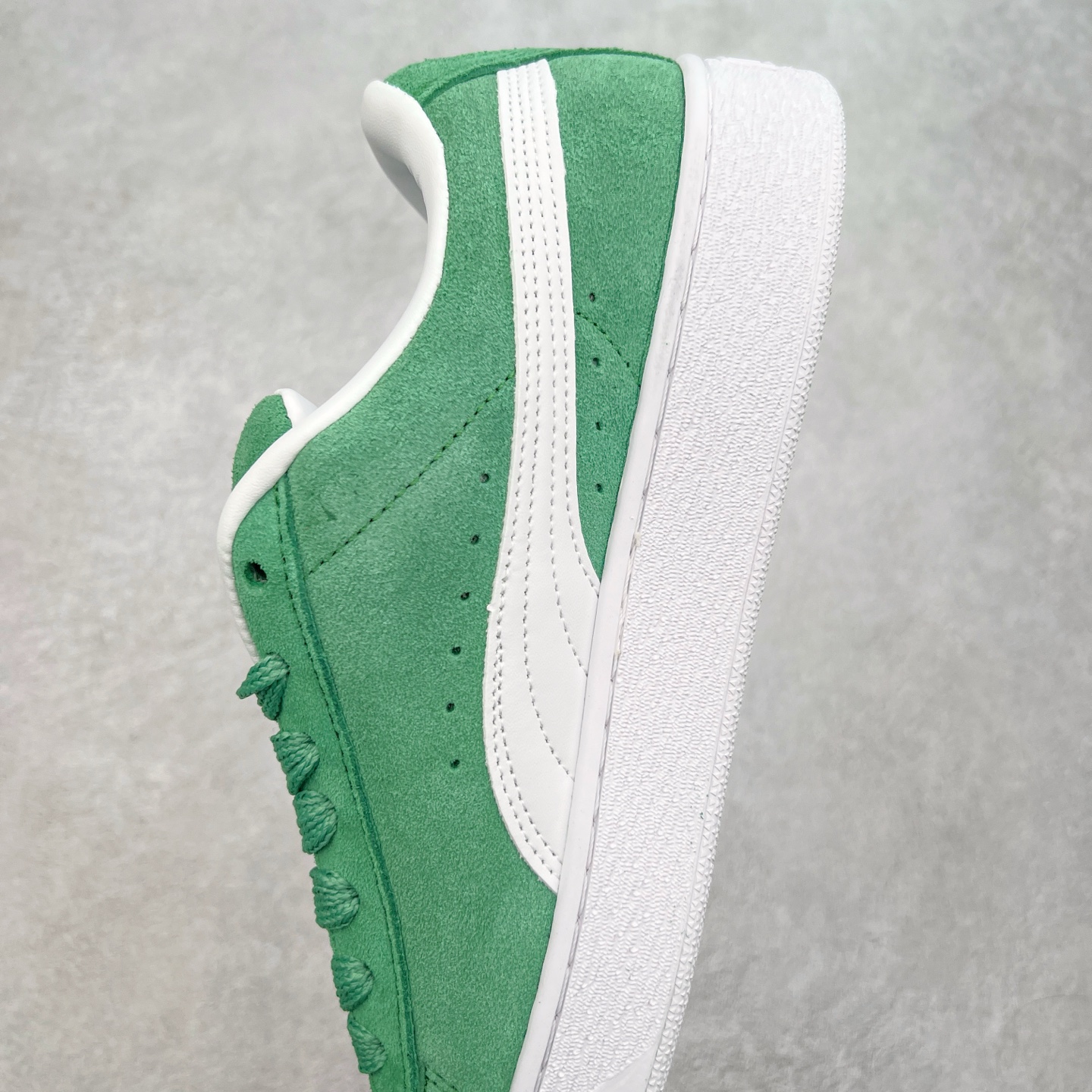 图片[7]-＃奥莱订单福利 PUMA SUEDE XL 彪马新款面包鞋男女同款复古休闲板鞋 赠送一双鞋带 鞋身通体采用细腻的麂皮材质 厚实柔软 质感出众 鞋侧保留PUMA标志性跑道图案 侧面与后跟点缀金属色PUMA LOGO 兼具辨识度与细节感 加厚鞋垫、饱满鞋舌 搭配加宽扁形鞋带 使得穿着感更加贴合与舒适 值得一提的是 本季SUEDE XL鞋款以黑色、红色及蓝色最为瞩目 经典黑的配色 在低调之余可轻松驾驭任何潮流风格造型 而高饱和度的配色 则是当之无愧的早春出街利器。货号： 395205 尺码：36 36.5 37 38 38.5 39 40 40.5 41 42 42.5 43 44 44.5 45-选品中心