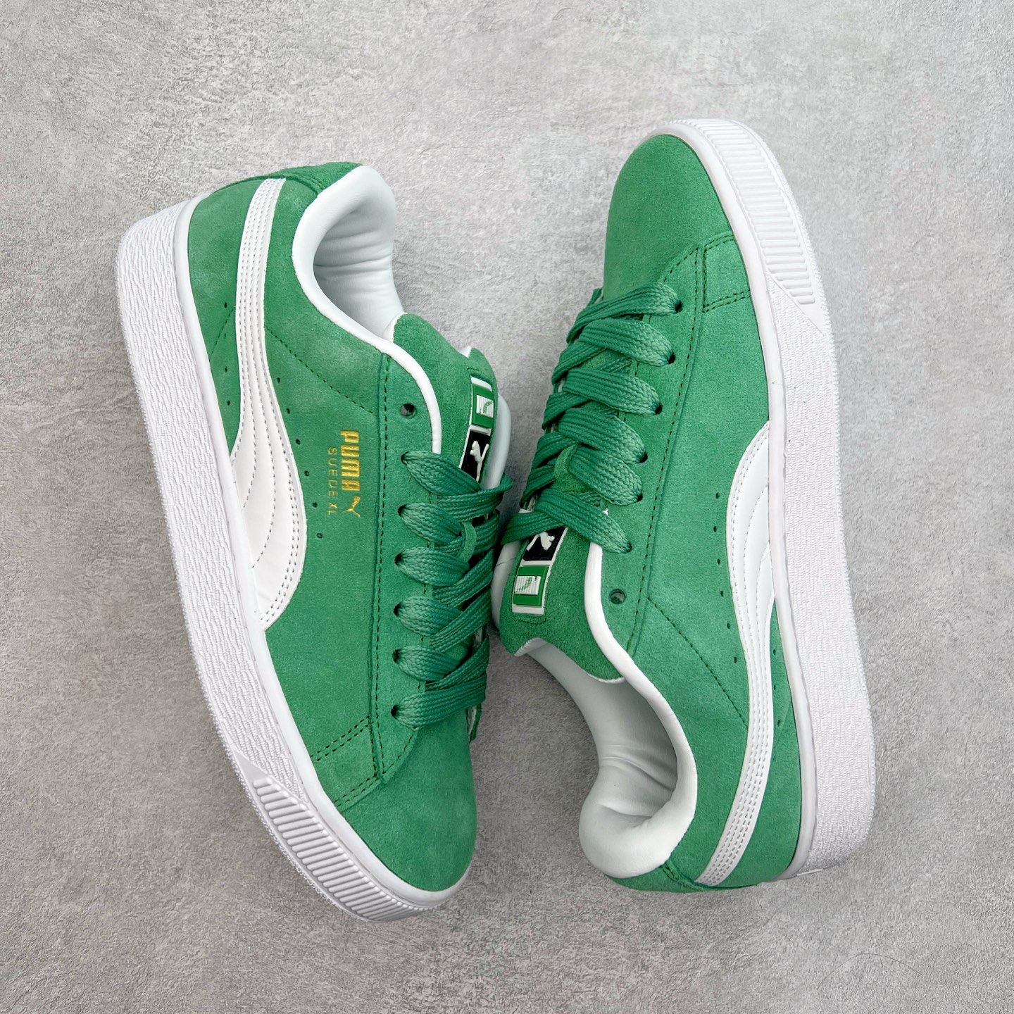 图片[3]-＃奥莱订单福利 PUMA SUEDE XL 彪马新款面包鞋男女同款复古休闲板鞋 赠送一双鞋带 鞋身通体采用细腻的麂皮材质 厚实柔软 质感出众 鞋侧保留PUMA标志性跑道图案 侧面与后跟点缀金属色PUMA LOGO 兼具辨识度与细节感 加厚鞋垫、饱满鞋舌 搭配加宽扁形鞋带 使得穿着感更加贴合与舒适 值得一提的是 本季SUEDE XL鞋款以黑色、红色及蓝色最为瞩目 经典黑的配色 在低调之余可轻松驾驭任何潮流风格造型 而高饱和度的配色 则是当之无愧的早春出街利器。货号： 395205 尺码：36 36.5 37 38 38.5 39 40 40.5 41 42 42.5 43 44 44.5 45-选品中心