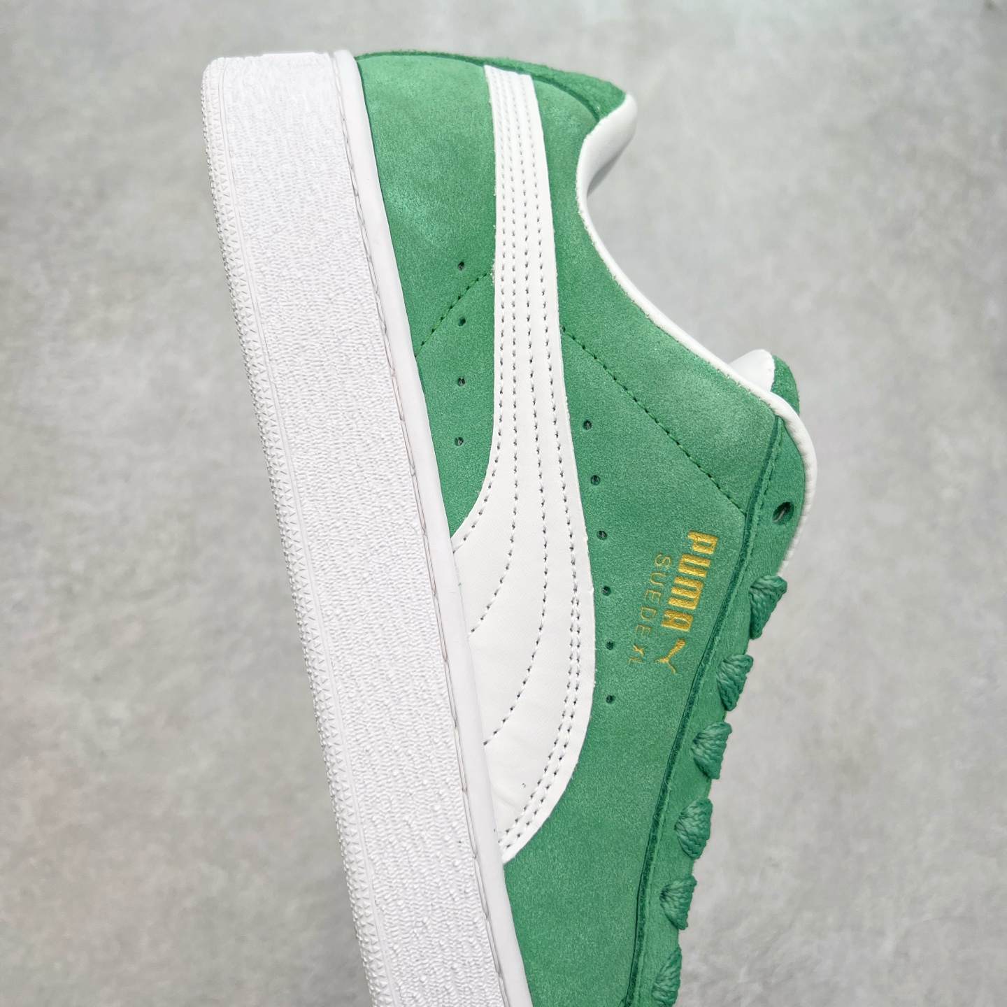 图片[6]-＃奥莱订单福利 PUMA SUEDE XL 彪马新款面包鞋男女同款复古休闲板鞋 赠送一双鞋带 鞋身通体采用细腻的麂皮材质 厚实柔软 质感出众 鞋侧保留PUMA标志性跑道图案 侧面与后跟点缀金属色PUMA LOGO 兼具辨识度与细节感 加厚鞋垫、饱满鞋舌 搭配加宽扁形鞋带 使得穿着感更加贴合与舒适 值得一提的是 本季SUEDE XL鞋款以黑色、红色及蓝色最为瞩目 经典黑的配色 在低调之余可轻松驾驭任何潮流风格造型 而高饱和度的配色 则是当之无愧的早春出街利器。货号： 395205 尺码：36 36.5 37 38 38.5 39 40 40.5 41 42 42.5 43 44 44.5 45-选品中心