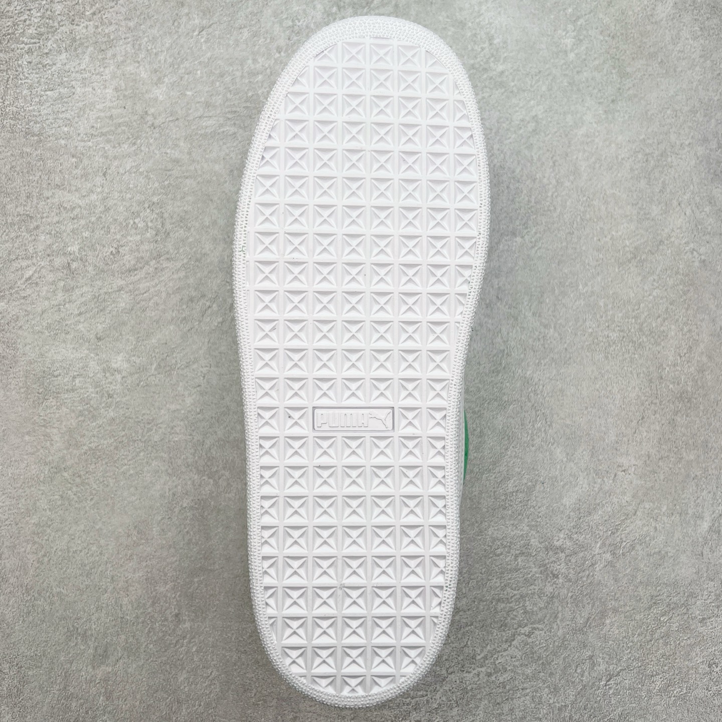 图片[9]-＃奥莱订单福利 PUMA SUEDE XL 彪马新款面包鞋男女同款复古休闲板鞋 赠送一双鞋带 鞋身通体采用细腻的麂皮材质 厚实柔软 质感出众 鞋侧保留PUMA标志性跑道图案 侧面与后跟点缀金属色PUMA LOGO 兼具辨识度与细节感 加厚鞋垫、饱满鞋舌 搭配加宽扁形鞋带 使得穿着感更加贴合与舒适 值得一提的是 本季SUEDE XL鞋款以黑色、红色及蓝色最为瞩目 经典黑的配色 在低调之余可轻松驾驭任何潮流风格造型 而高饱和度的配色 则是当之无愧的早春出街利器。货号： 395205 尺码：36 36.5 37 38 38.5 39 40 40.5 41 42 42.5 43 44 44.5 45-选品中心