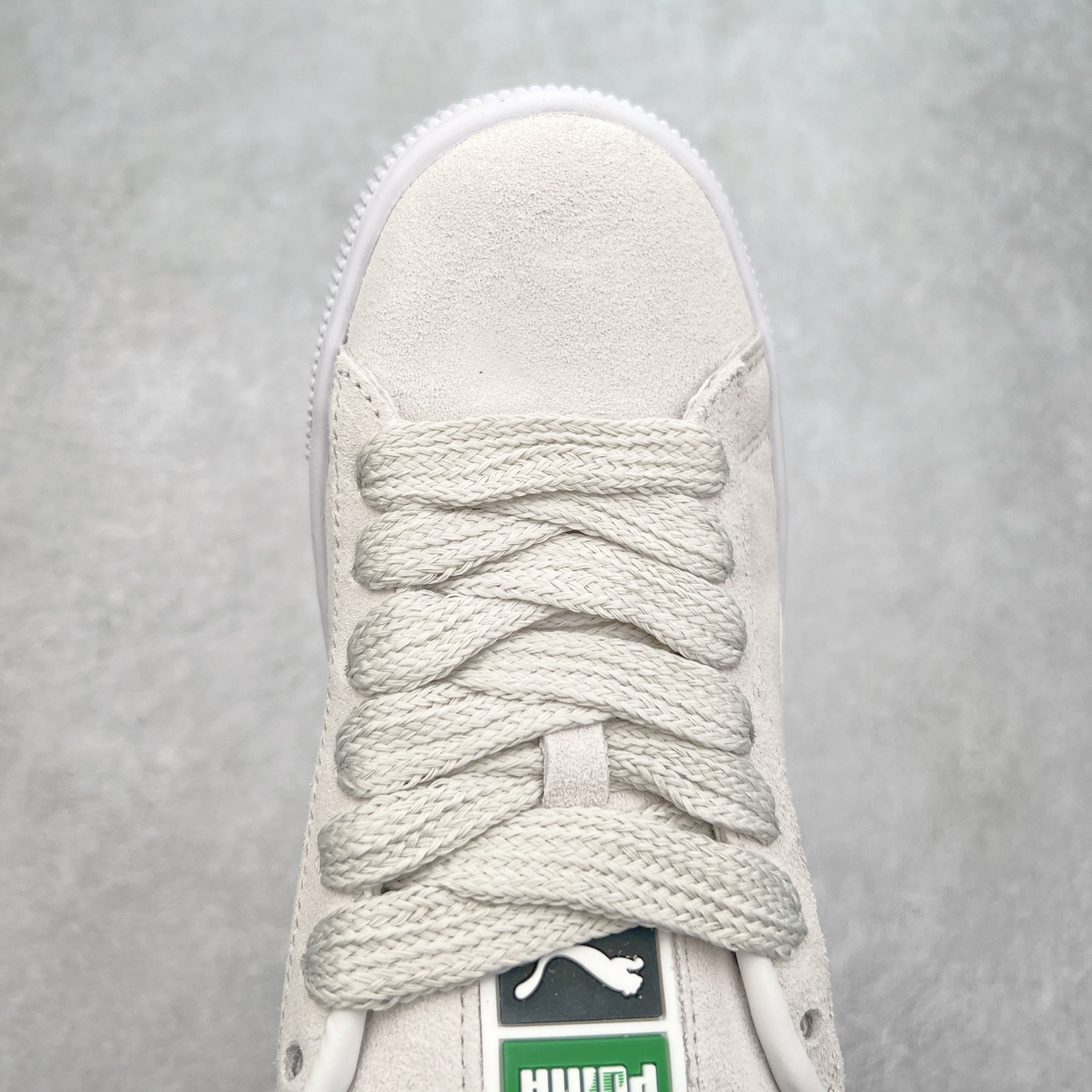 图片[4]-＃奥莱订单福利 PUMA SUEDE XL 彪马新款面包鞋男女同款复古休闲板鞋 赠送一双鞋带 鞋身通体采用细腻的麂皮材质 厚实柔软 质感出众 鞋侧保留PUMA标志性跑道图案 侧面与后跟点缀金属色PUMA LOGO 兼具辨识度与细节感 加厚鞋垫、饱满鞋舌 搭配加宽扁形鞋带 使得穿着感更加贴合与舒适 值得一提的是 本季SUEDE XL鞋款以黑色、红色及蓝色最为瞩目 经典黑的配色 在低调之余可轻松驾驭任何潮流风格造型 而高饱和度的配色 则是当之无愧的早春出街利器。货号： 395205 尺码：36 36.5 37 38 38.5 39 40 40.5 41 42 42.5 43 44 44.5 45-选品中心