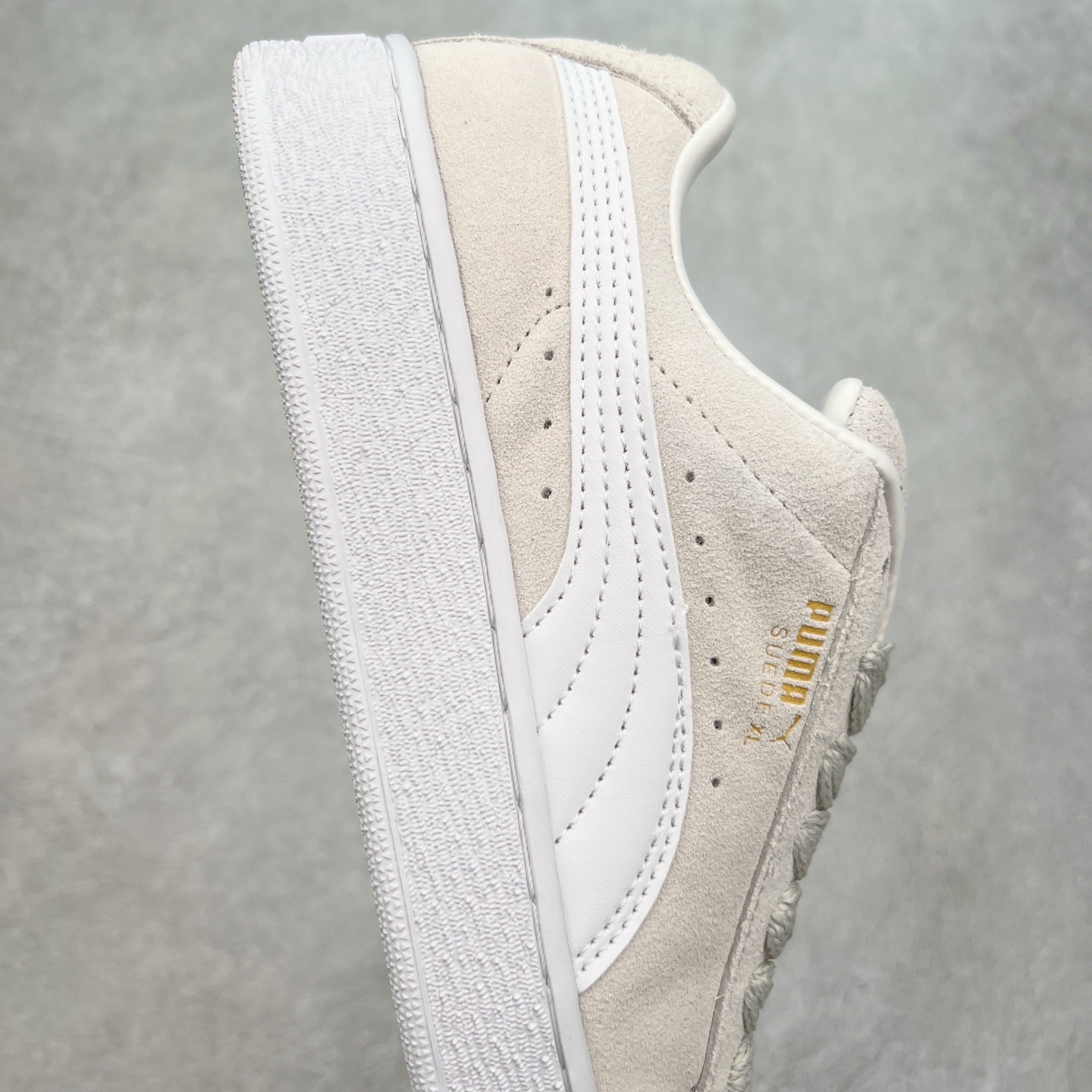 图片[6]-＃奥莱订单福利 PUMA SUEDE XL 彪马新款面包鞋男女同款复古休闲板鞋 赠送一双鞋带 鞋身通体采用细腻的麂皮材质 厚实柔软 质感出众 鞋侧保留PUMA标志性跑道图案 侧面与后跟点缀金属色PUMA LOGO 兼具辨识度与细节感 加厚鞋垫、饱满鞋舌 搭配加宽扁形鞋带 使得穿着感更加贴合与舒适 值得一提的是 本季SUEDE XL鞋款以黑色、红色及蓝色最为瞩目 经典黑的配色 在低调之余可轻松驾驭任何潮流风格造型 而高饱和度的配色 则是当之无愧的早春出街利器。货号： 395205 尺码：36 36.5 37 38 38.5 39 40 40.5 41 42 42.5 43 44 44.5 45-选品中心