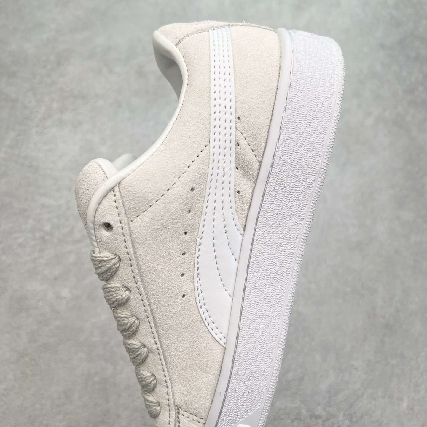 图片[7]-＃奥莱订单福利 PUMA SUEDE XL 彪马新款面包鞋男女同款复古休闲板鞋 赠送一双鞋带 鞋身通体采用细腻的麂皮材质 厚实柔软 质感出众 鞋侧保留PUMA标志性跑道图案 侧面与后跟点缀金属色PUMA LOGO 兼具辨识度与细节感 加厚鞋垫、饱满鞋舌 搭配加宽扁形鞋带 使得穿着感更加贴合与舒适 值得一提的是 本季SUEDE XL鞋款以黑色、红色及蓝色最为瞩目 经典黑的配色 在低调之余可轻松驾驭任何潮流风格造型 而高饱和度的配色 则是当之无愧的早春出街利器。货号： 395205 尺码：36 36.5 37 38 38.5 39 40 40.5 41 42 42.5 43 44 44.5 45-选品中心