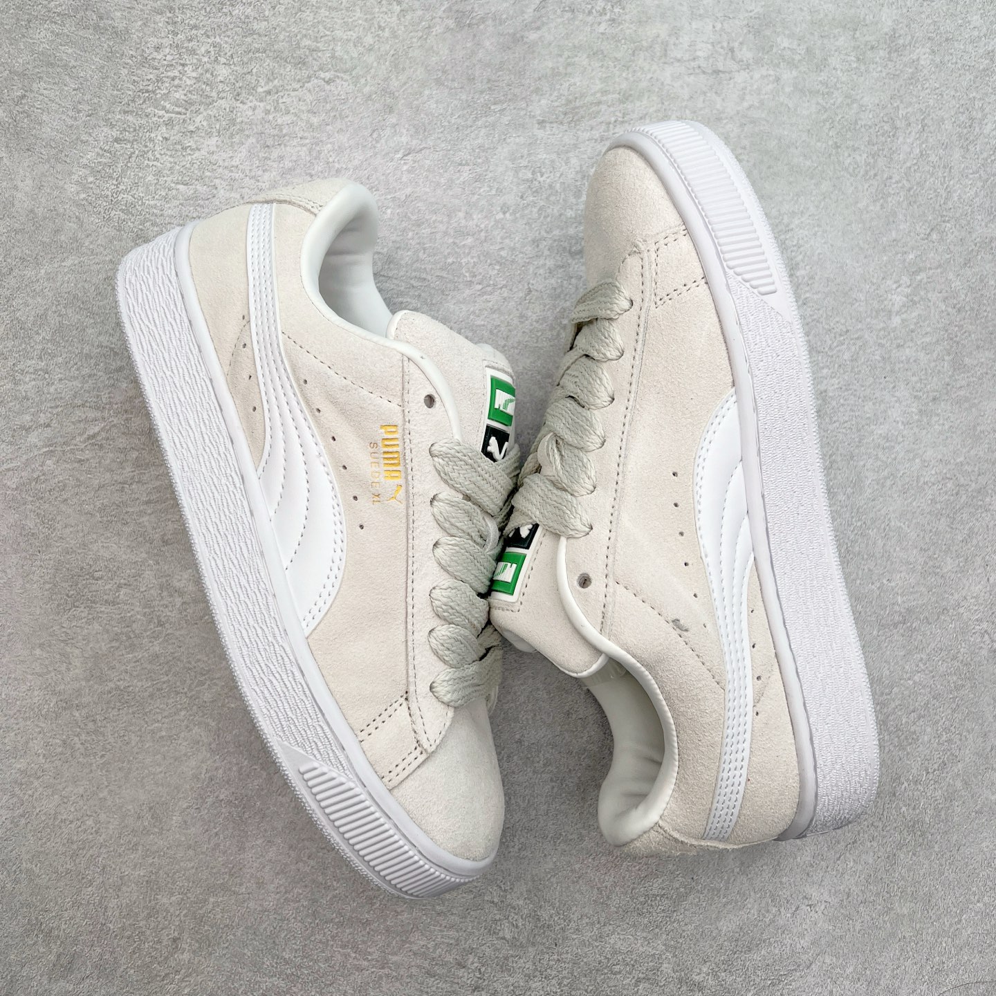 图片[3]-＃奥莱订单福利 PUMA SUEDE XL 彪马新款面包鞋男女同款复古休闲板鞋 赠送一双鞋带 鞋身通体采用细腻的麂皮材质 厚实柔软 质感出众 鞋侧保留PUMA标志性跑道图案 侧面与后跟点缀金属色PUMA LOGO 兼具辨识度与细节感 加厚鞋垫、饱满鞋舌 搭配加宽扁形鞋带 使得穿着感更加贴合与舒适 值得一提的是 本季SUEDE XL鞋款以黑色、红色及蓝色最为瞩目 经典黑的配色 在低调之余可轻松驾驭任何潮流风格造型 而高饱和度的配色 则是当之无愧的早春出街利器。货号： 395205 尺码：36 36.5 37 38 38.5 39 40 40.5 41 42 42.5 43 44 44.5 45-选品中心